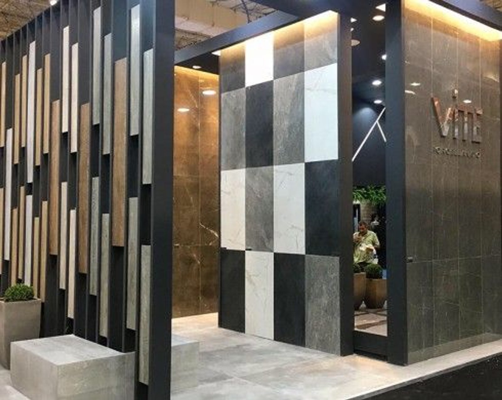 local comercial con exhibicion de ceramicas y revestimientos — proyecto Expo Revestir 2019, por Vite Porcellanato, en São Paulo