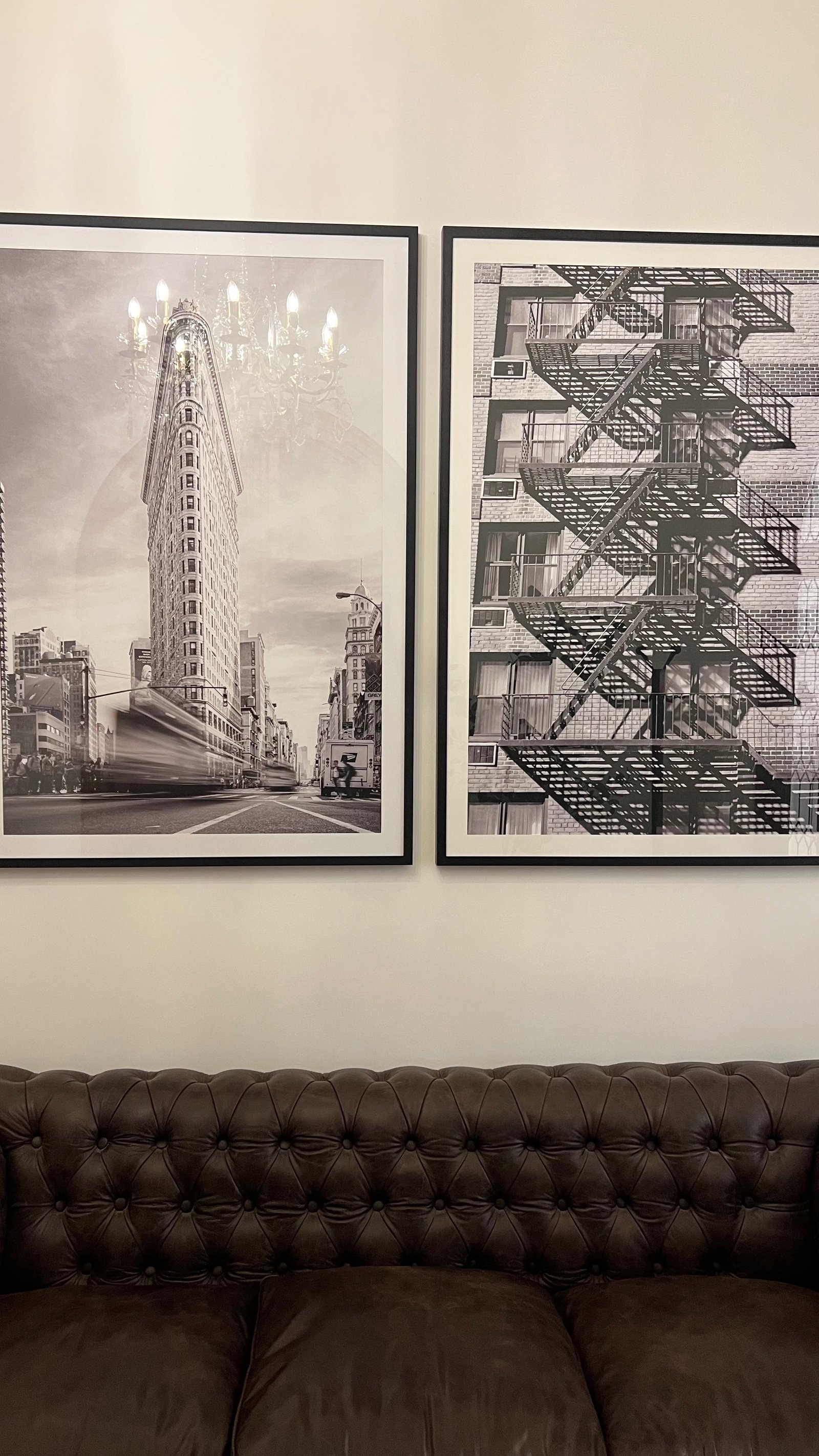 Sofá chesterfield marrón con cuadros de ciudad sobre pared blanca — proyecto MONTEVIDEO, por Estudio RG, en Recoleta
