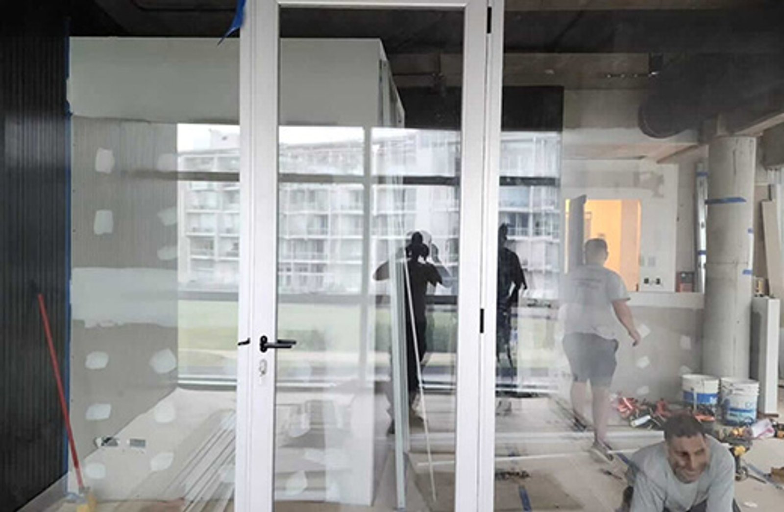 interior en construccion con ventanales grandes — proyecto Divisorios Modena con d.v.h., por Cristalcenter, en Pilar