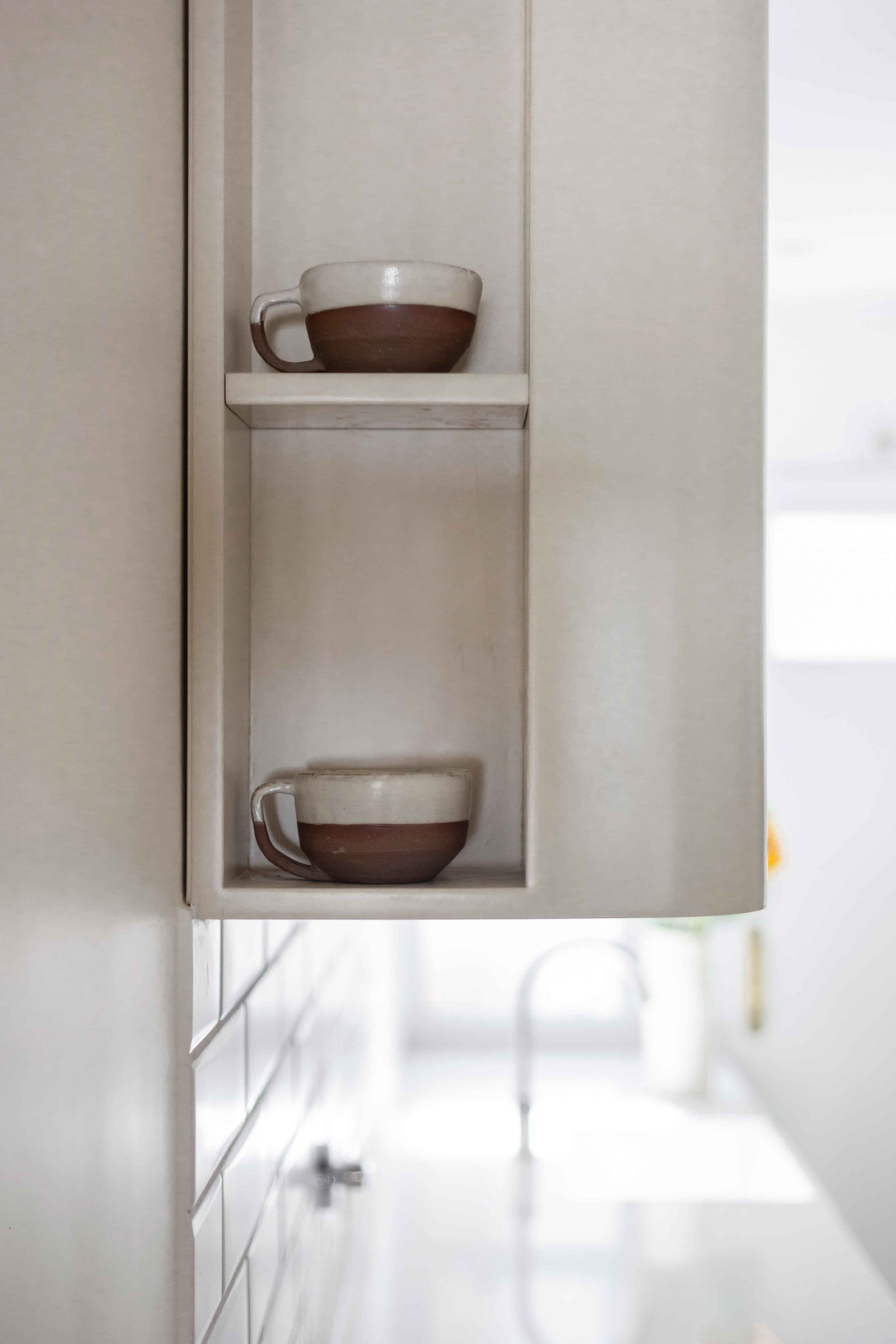 Armários de cozinha modernos com nichos embutidos e canecas decorativas — projeto Laprida, por Bouré Studio, em Barrio Norte
