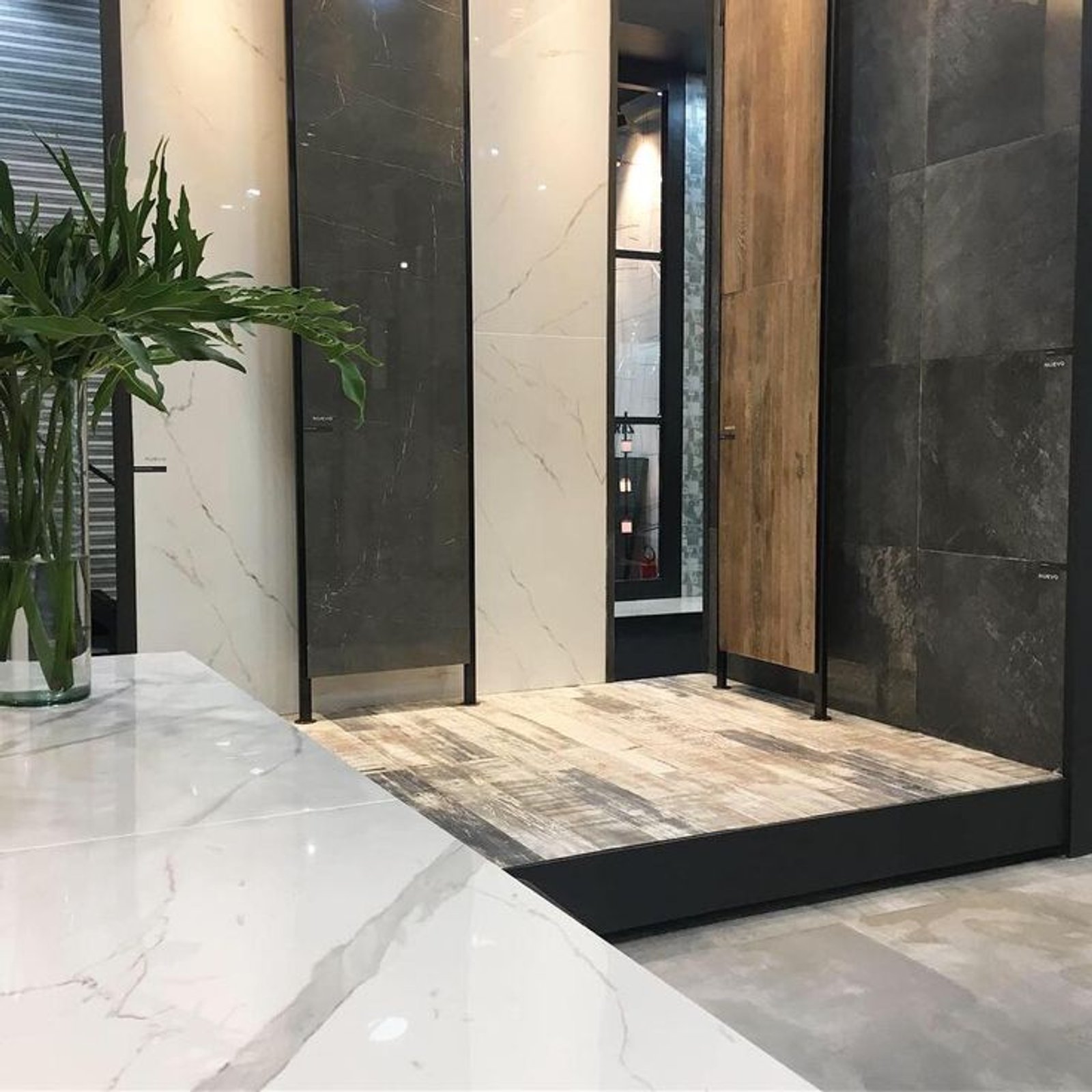 Showroom con revestimientos cerámicos y detalles de madera — proyecto Expo Revestir 2019, por Vite Porcellanato, en São Paulo