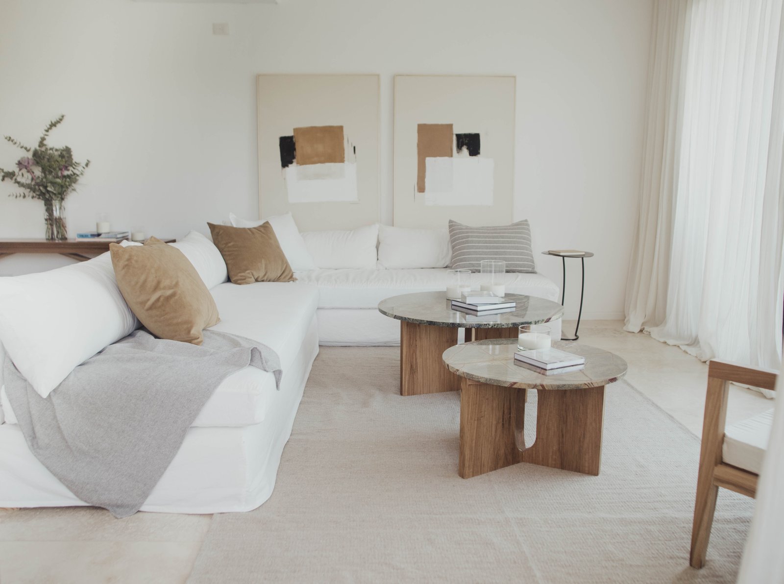 Living moderno con sofá blanco y mesas de madera redondas — proyecto Urbana las lomas, por LACROZE DESIGN STUDIO, en San Isidro