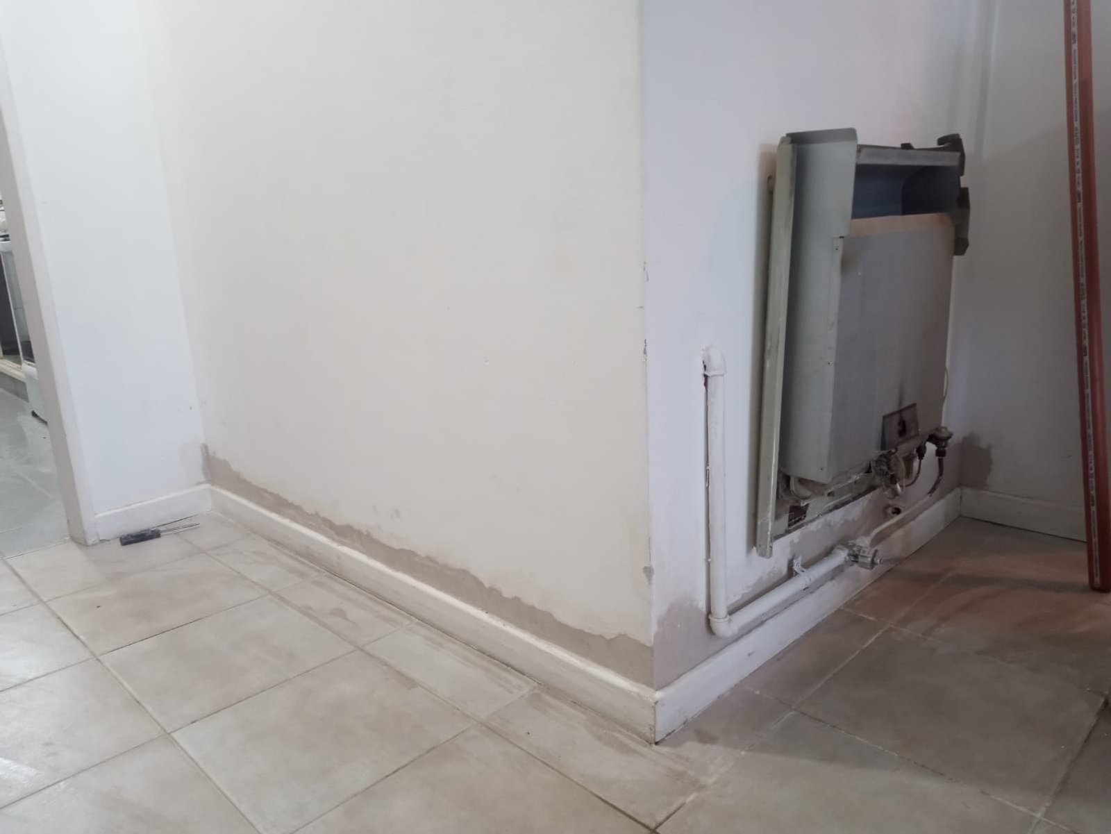 parede com mancha de umidade e aquecedor cinza — projeto Wineberg 2770, por A&E construcciónes, em Hernan Wineberg 2770 B1636DIE