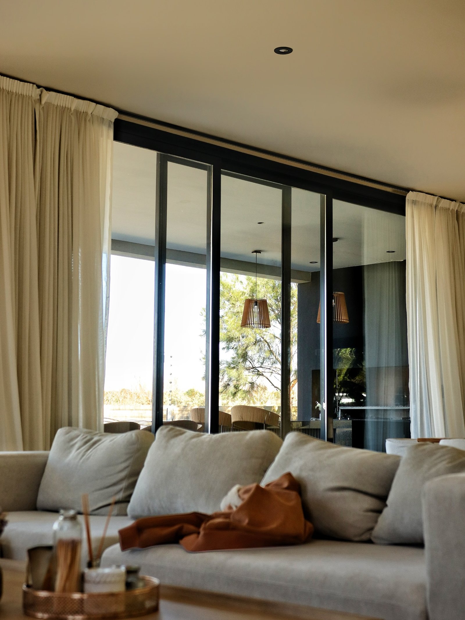 Living moderno con ventanales al campo — proyecto FILMS 3M de control Solar, Seguridad y Privacidad, por Grupo Laminar 