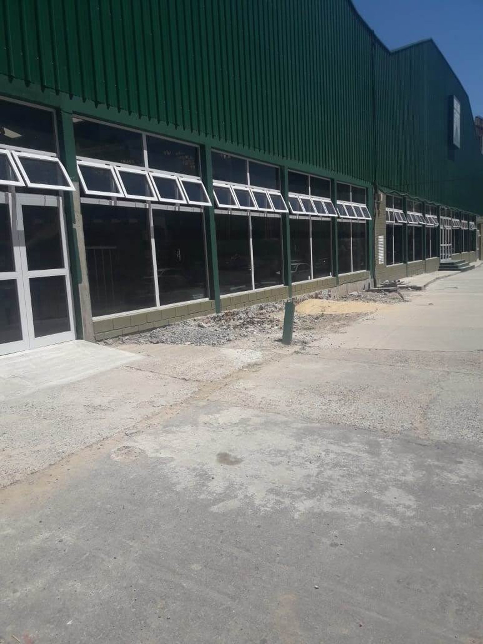 fachada comercial moderna con ventanas de awning — proyecto CLUB FERROCARRIL OESTE, por Cristalcenter, en Caballito