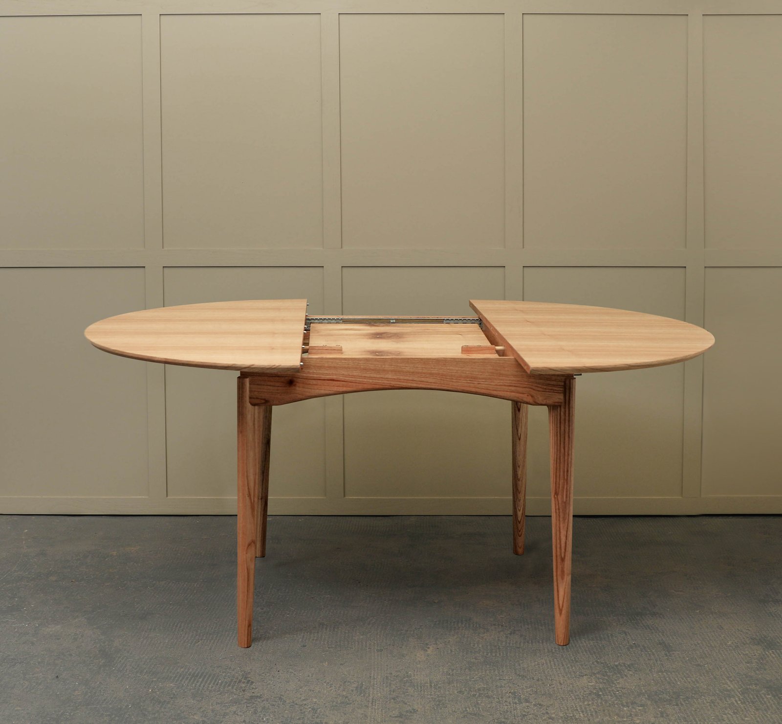 comedor de madera con mesa ovalada extensible — proyecto Comedor, por BLVD Furniture