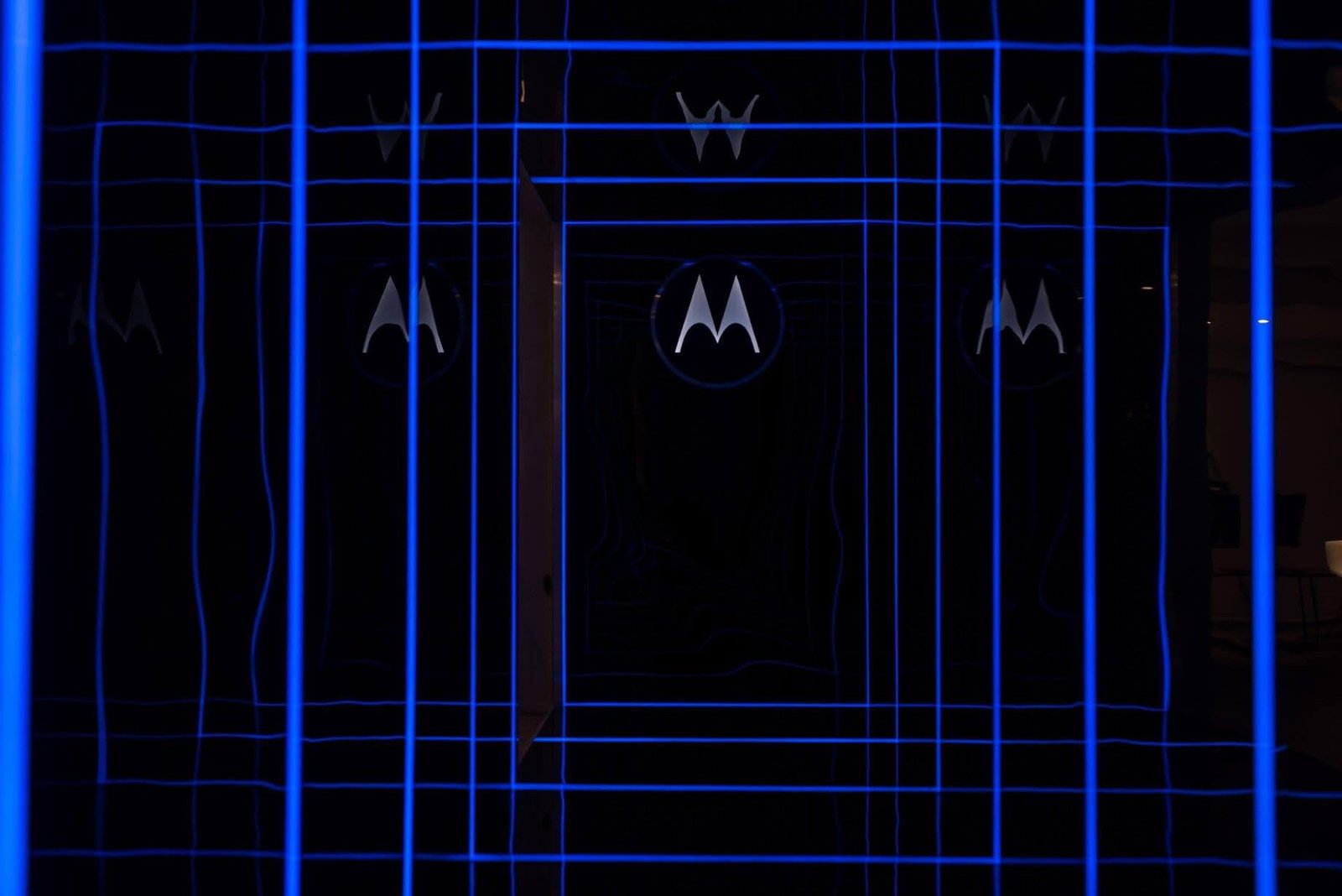 interior detallado con rejilla azul brillante y logo — proyecto Espacio Motorola, por DE DIOS Estudio, en Martínez