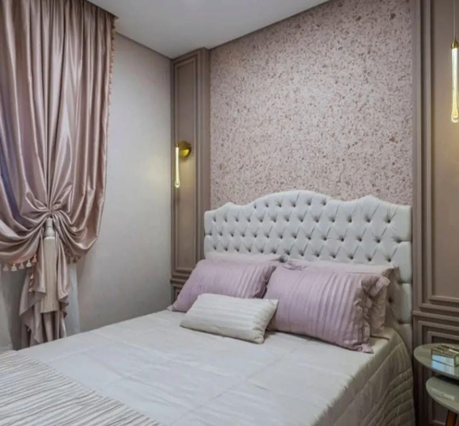 Quarto clássico com cortinas de cetim e cabeceira estofada — projeto Dormitorio, por ecodecor argentina, em Buenos Aires