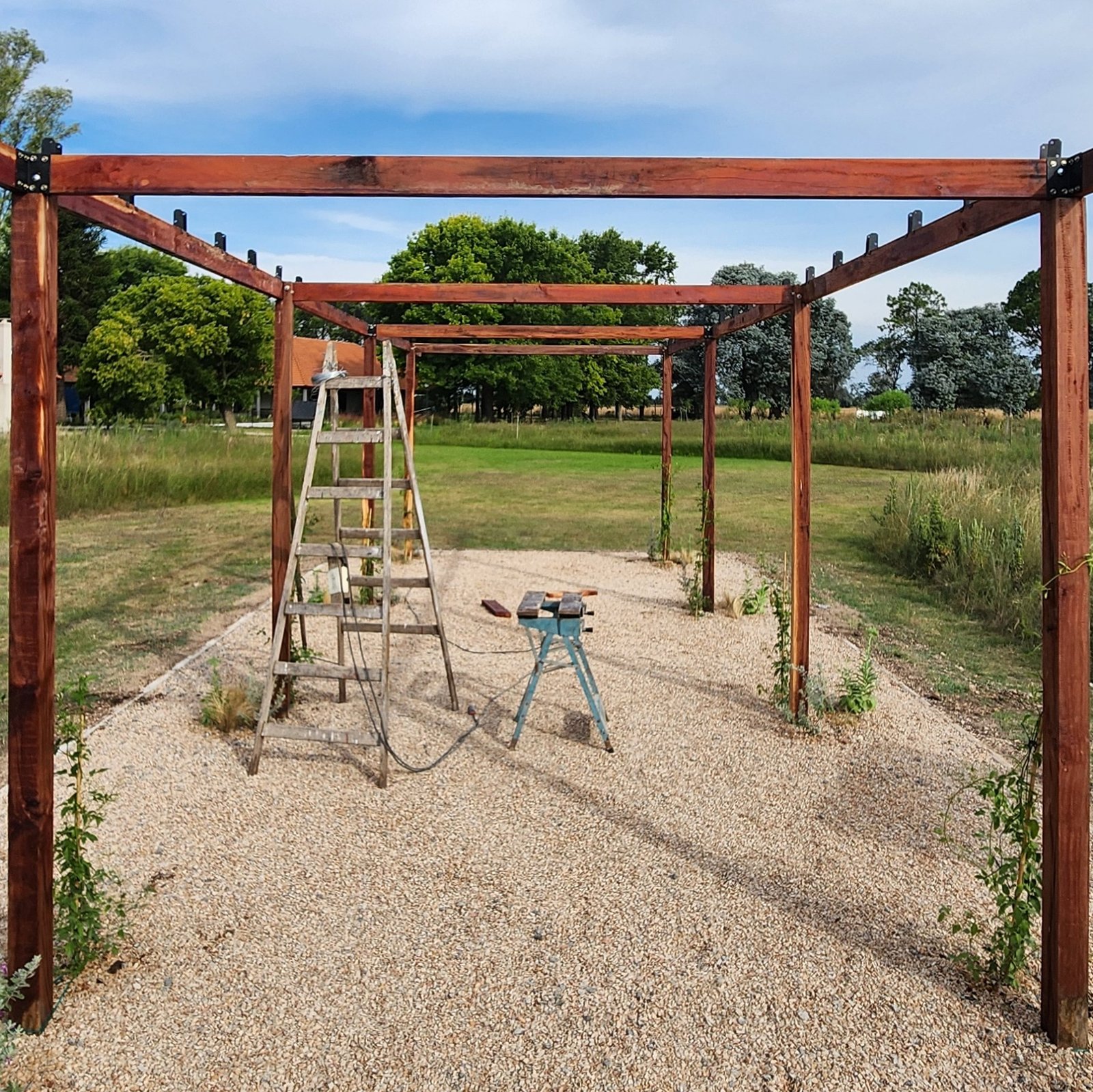 construccion pergola madera aire libre rural — proyecto Casa COAL, por Estudio Rifahi, en B2814 Los Cardales