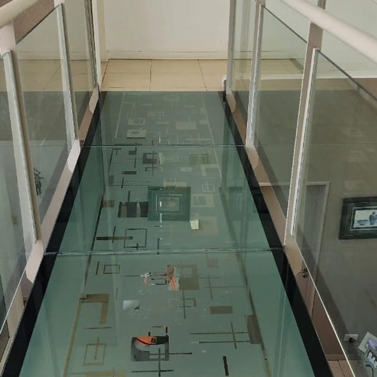 Piso de vidrio con patrón abstracto en escalera moderna — proyecto Piso transitable 30mm multilaminado, por Cristalcenter, en Nordelta