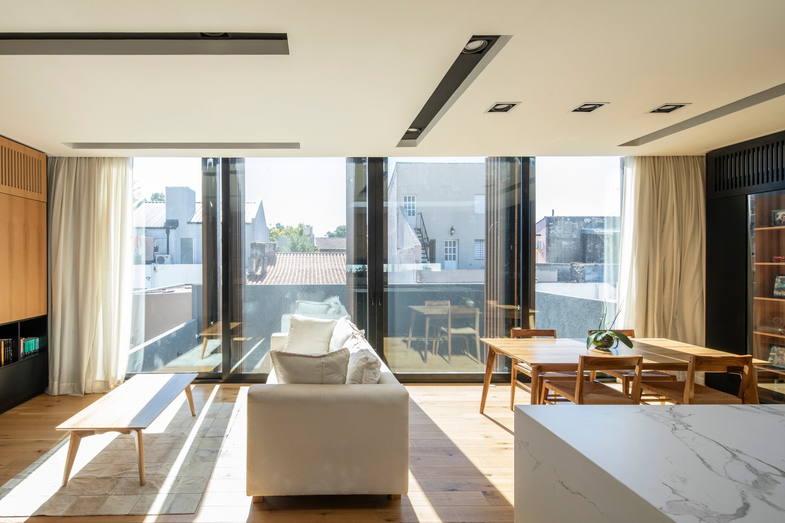 Sala de estar e jantar moderna com amplas janelas e muita luz natural — projeto Casa MECHA, por Grupo CRBN, em B1712 Castelar