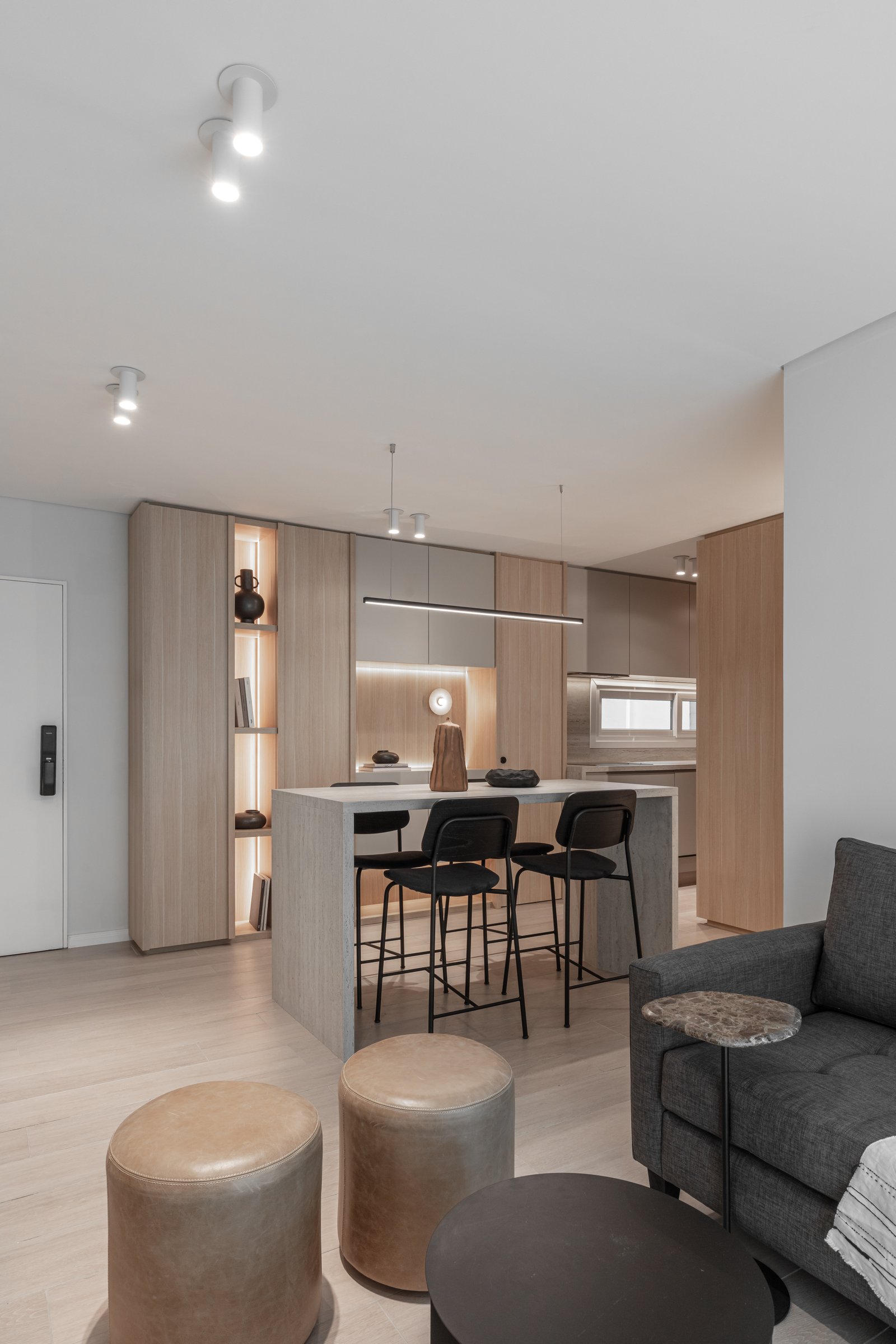 Cocina y living modernos de concepto abierto con isla y luz indirecta — proyecto Eslovenia | Pied-à-terre | Lucia Quinteros, por Ren Studio, en Cdad. Autónoma de Buenos Aires