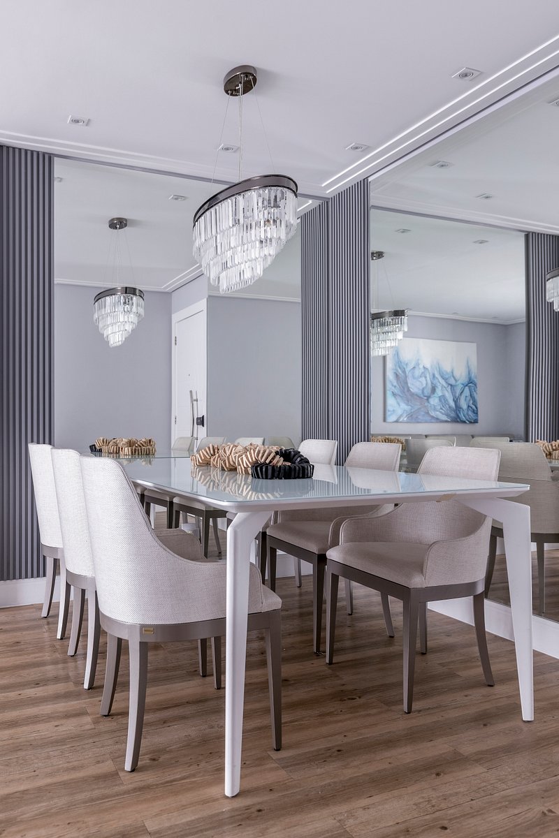 Apartamento tem decoração estilo clássico e tons neutros