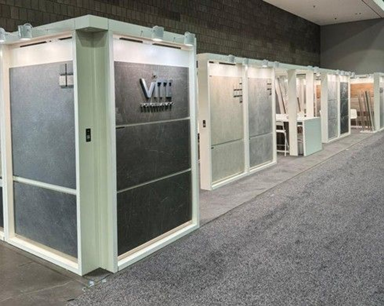 showroom de amostras de pedra moderno — projeto Coverings 2024, por Vite Porcellanato, em Atlanta