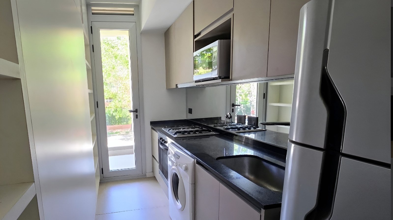 Cocina moderna con muebles de madera y mesada de piedra — proyecto Prana HC, por Hermann Arquitectos, en Liniers 1599 B1642ETF