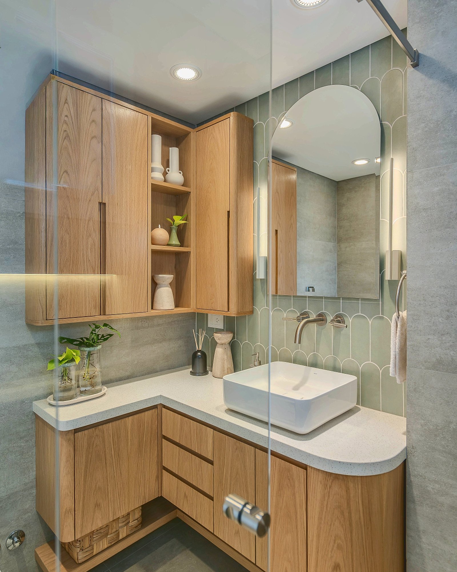Baño moderno escandinavo con muebles de roble y espejo arqueado — proyecto Quesada, por Blue Rabbit Design, en Núñez