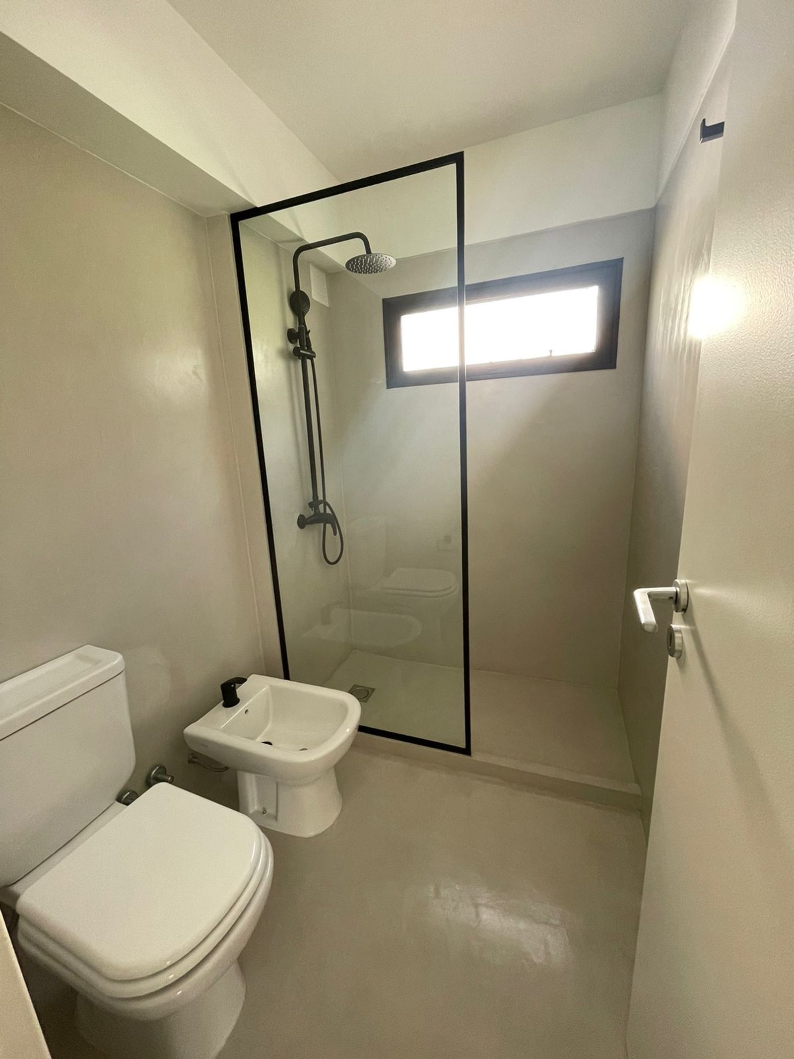 Baño moderno minimalista con bidet y ducha de cristal — proyecto Jorge Newbery , por Estudio NET Arquitectura , en Av. Jorge Newbery 1820