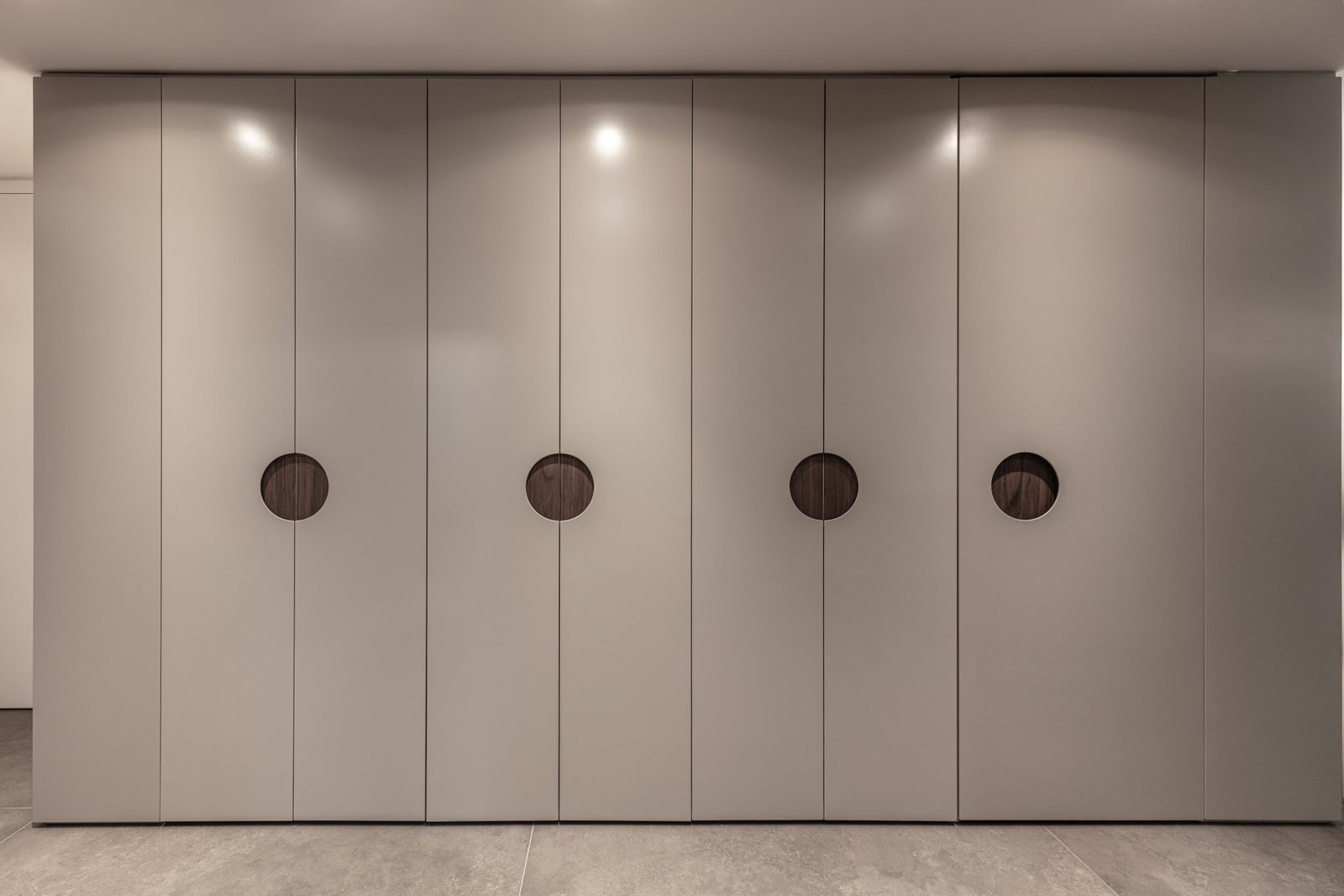 Pasillo moderno con placares grises y manijas redondas de bronce — proyecto Donna Fiore | Sobrio & sofisticado | Sober & Sophisticated | Lucia Quinteros, por Ren Studio, en Provinc
