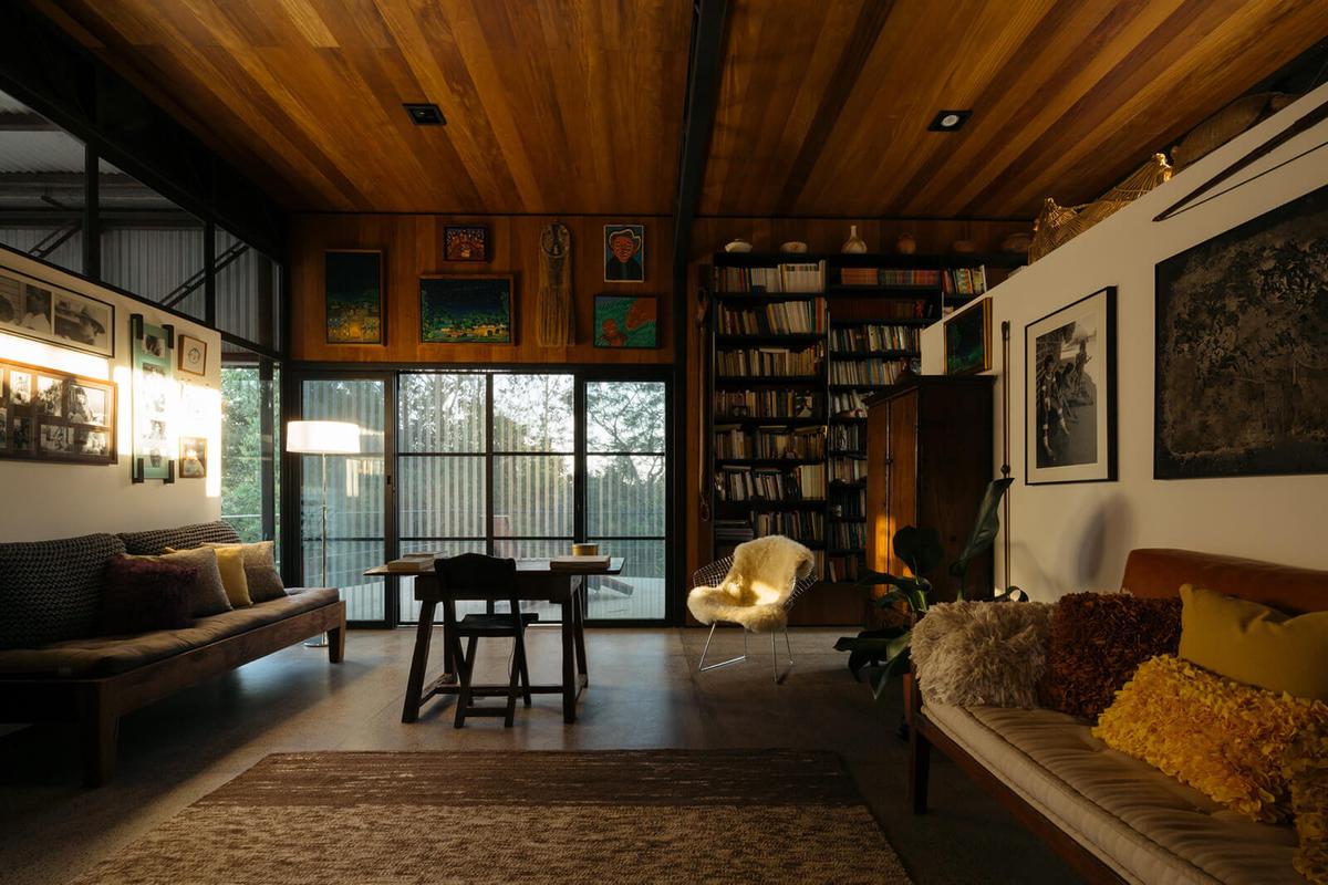 Escritório moderno com vigas de madeira aparente e muita luz — projeto Residência na Granja Viana, por 23 SUL Arquitetura