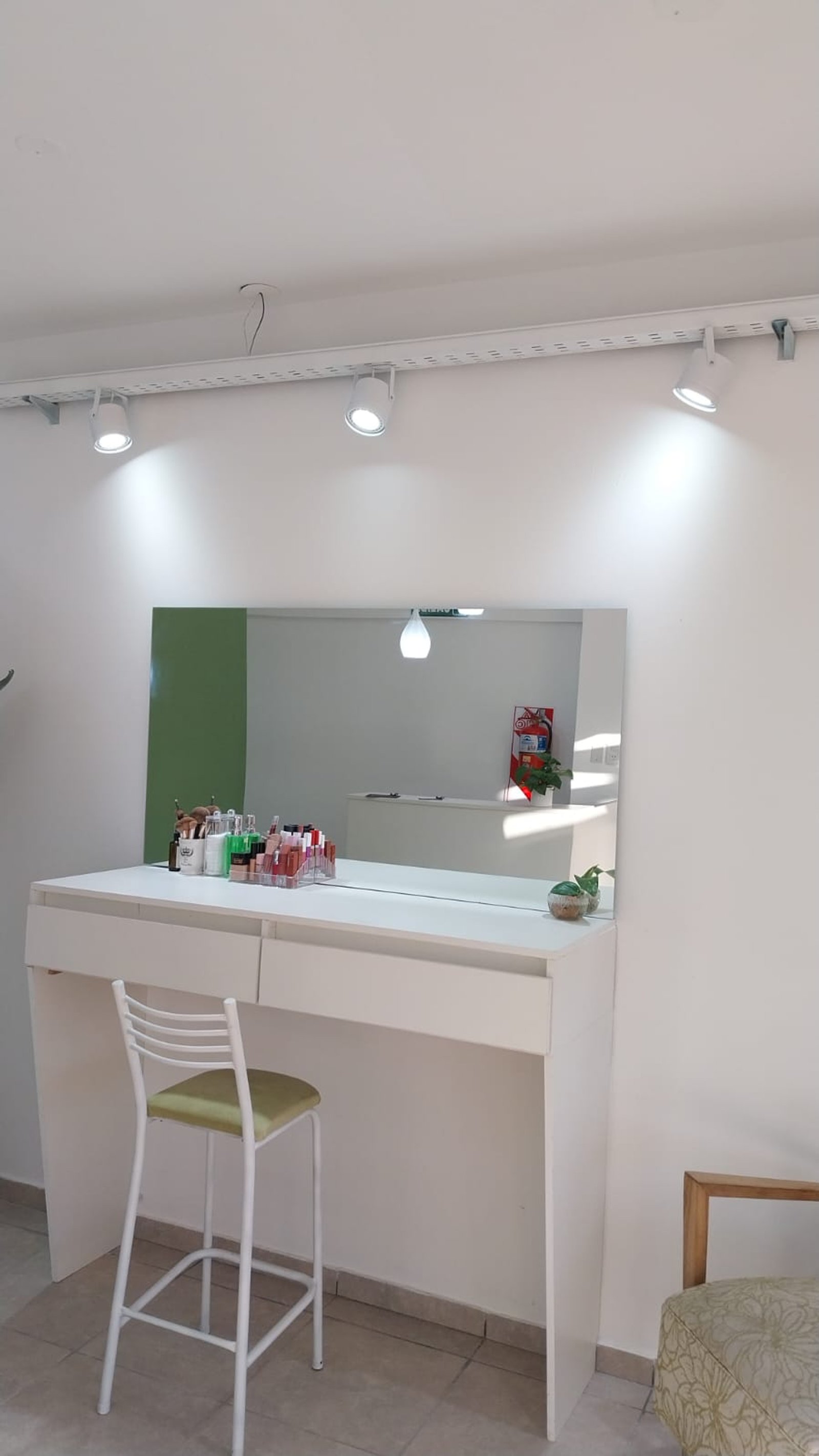 salão de beleza com espelho grande e banco — projeto BC ESTETICA, por Yamil Cerna, em San Martín