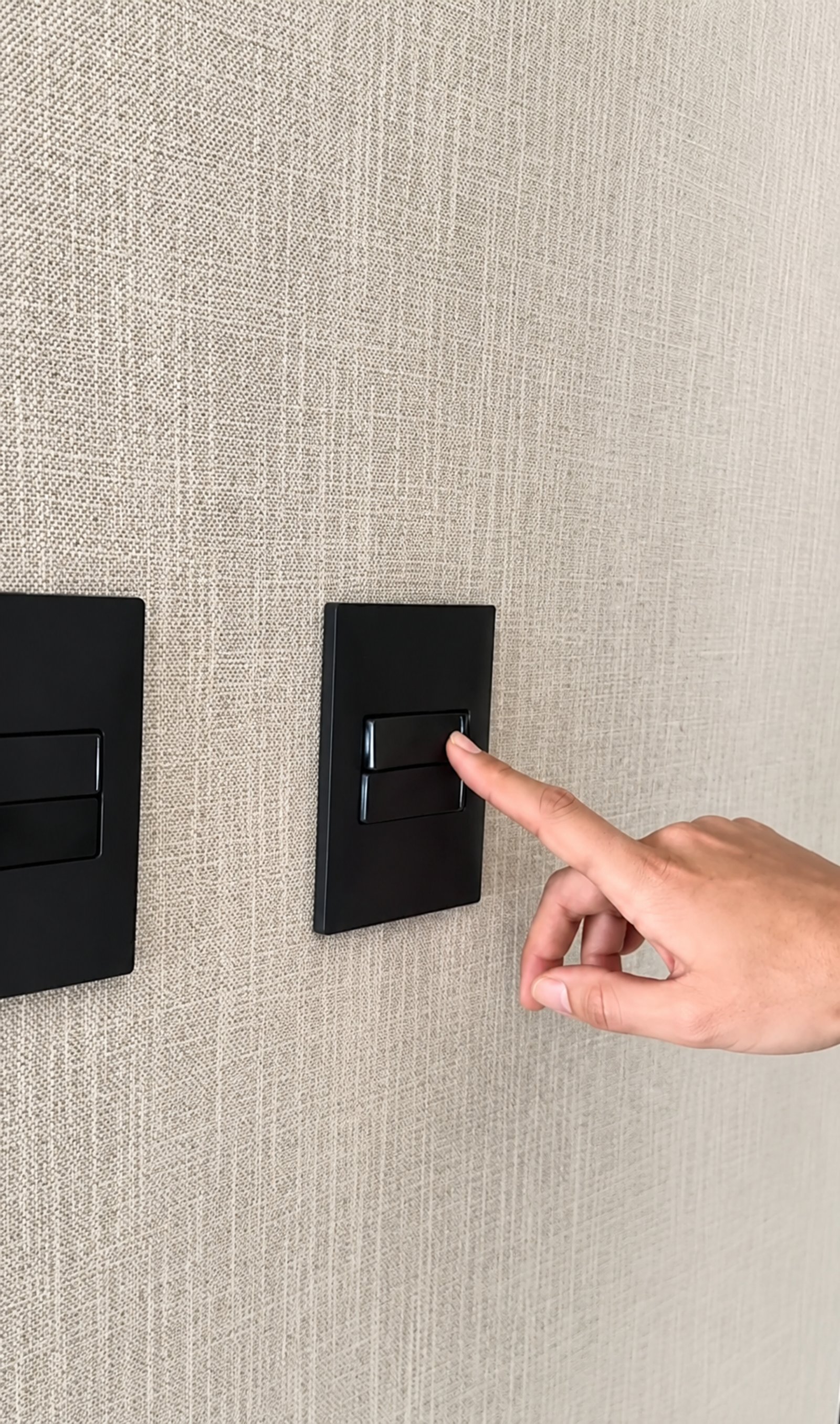 Interruptor de luz preto moderno em parede texturizada — projeto Casa Isla Nordelta, por Cambre, em Nordelta