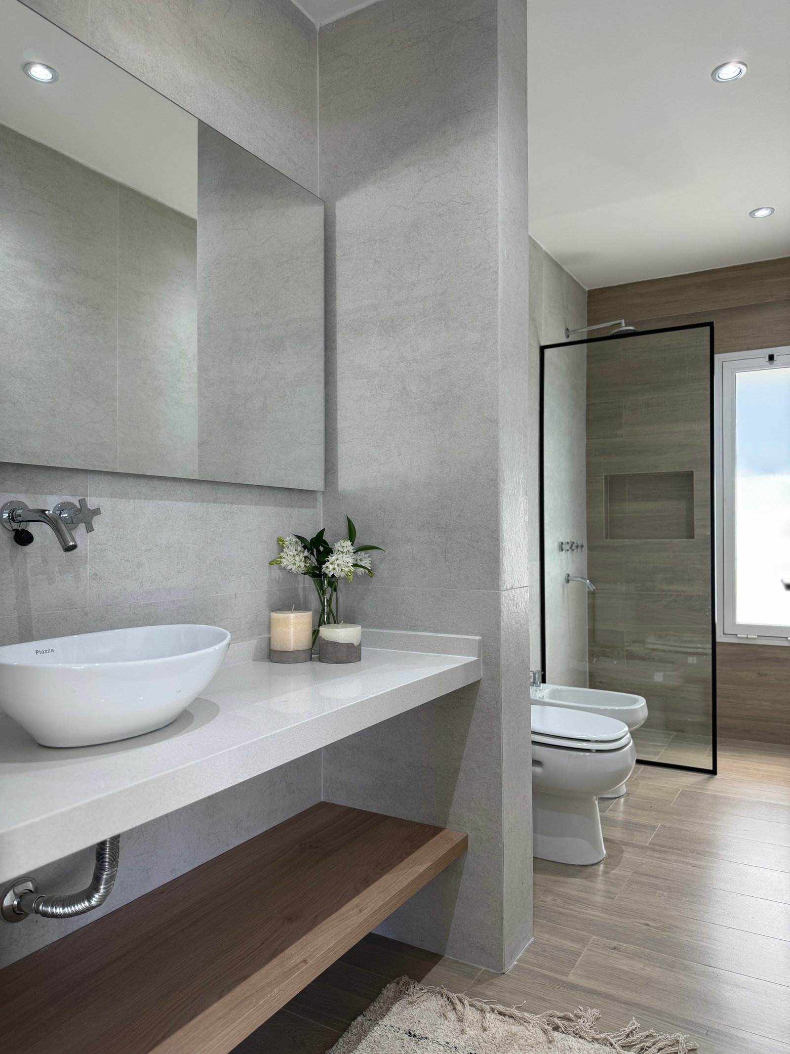 baño moderno minimalista con mesada de piedra y madera — proyecto San Simon II, por Estudio Stepa, en Canning