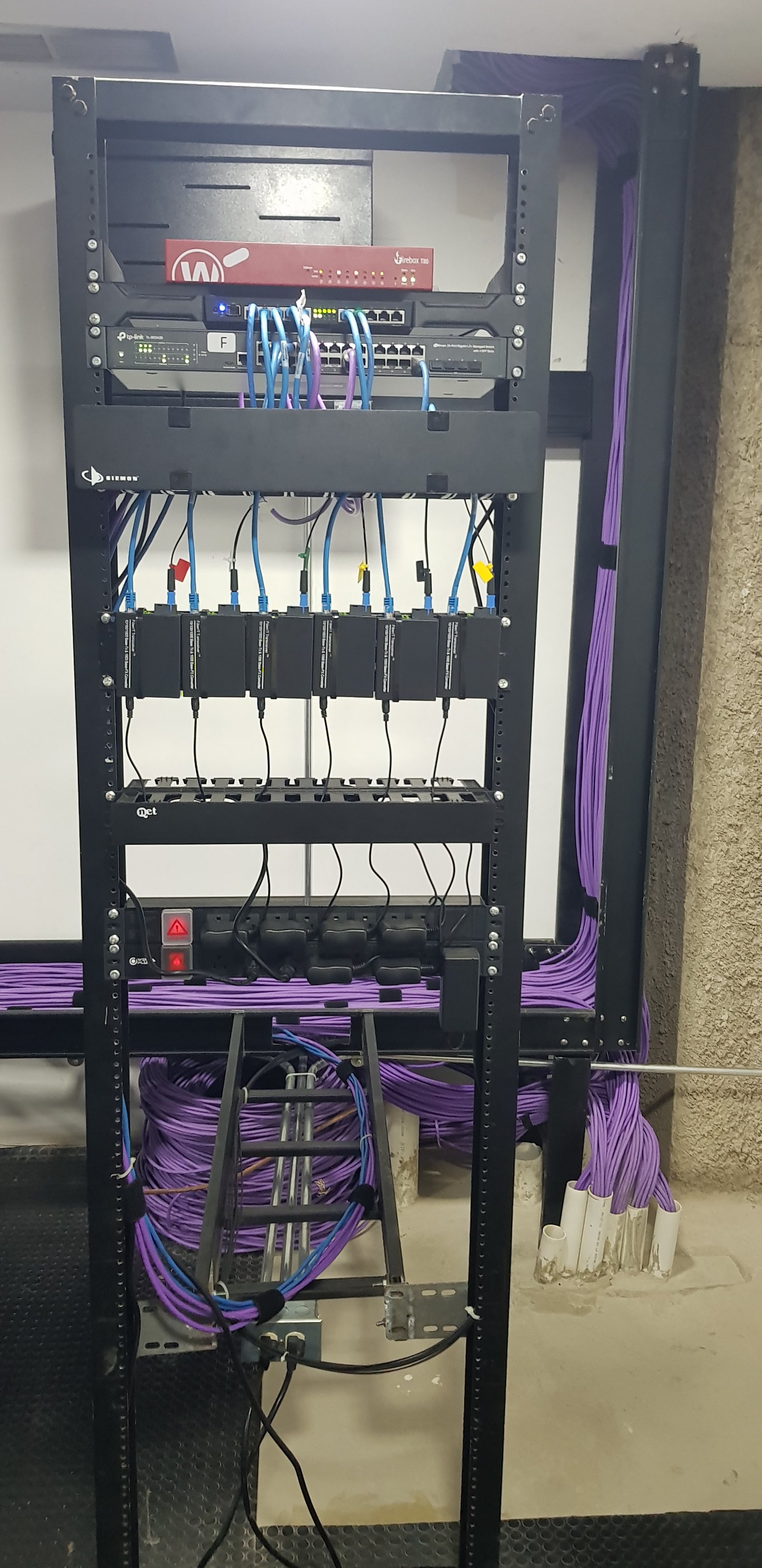 Rack de servidores con equipos de red y cables — proyecto Montajes eléctricos en oficinas Comerciales , por Mantenimientos Comerciales Leon , en Buenos Aires