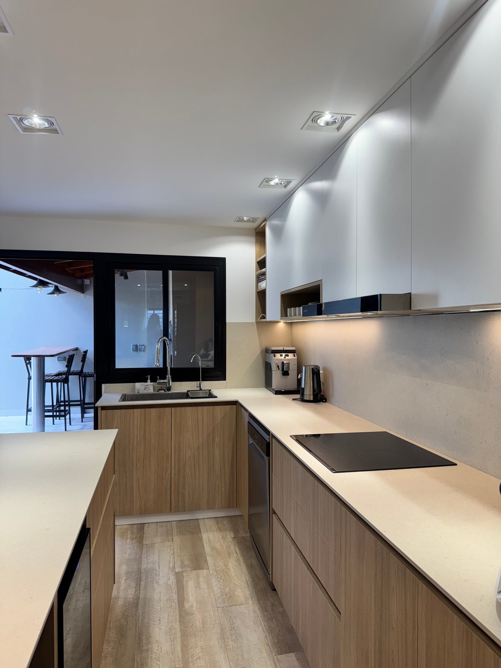 Cocina moderna escandinava con gabinetes de madera clara y minimalismo — proyecto CASA LEAN, por Estudio Grupo 32, en Vicente López