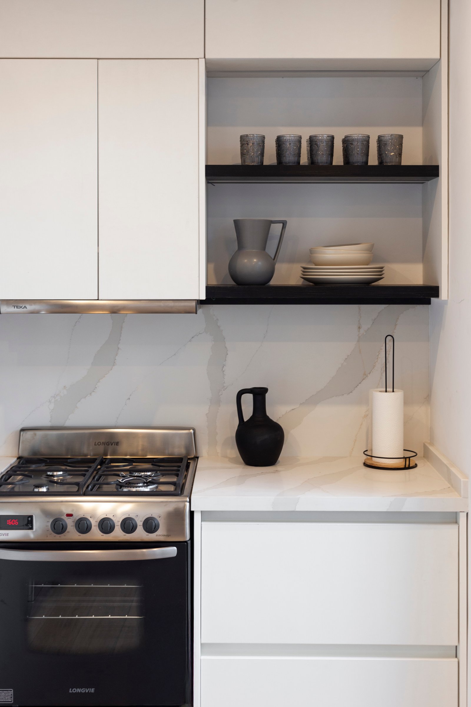 Cocina moderna blanca con detalles en negro y mesada de mármol — proyecto JURAMENTO, por Nima Estudio, en Buenos Aires