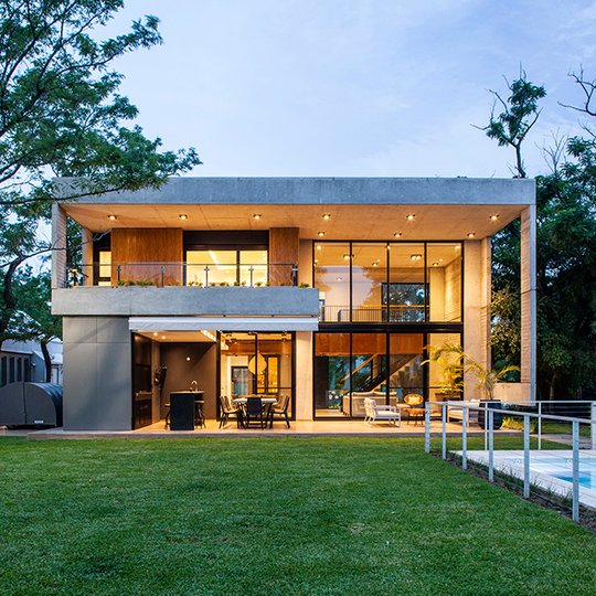 fachada de casa moderna con concreto y vidrio — proyecto Casa Cotton - Barrio Cissab, por Aluar División Elaborados
