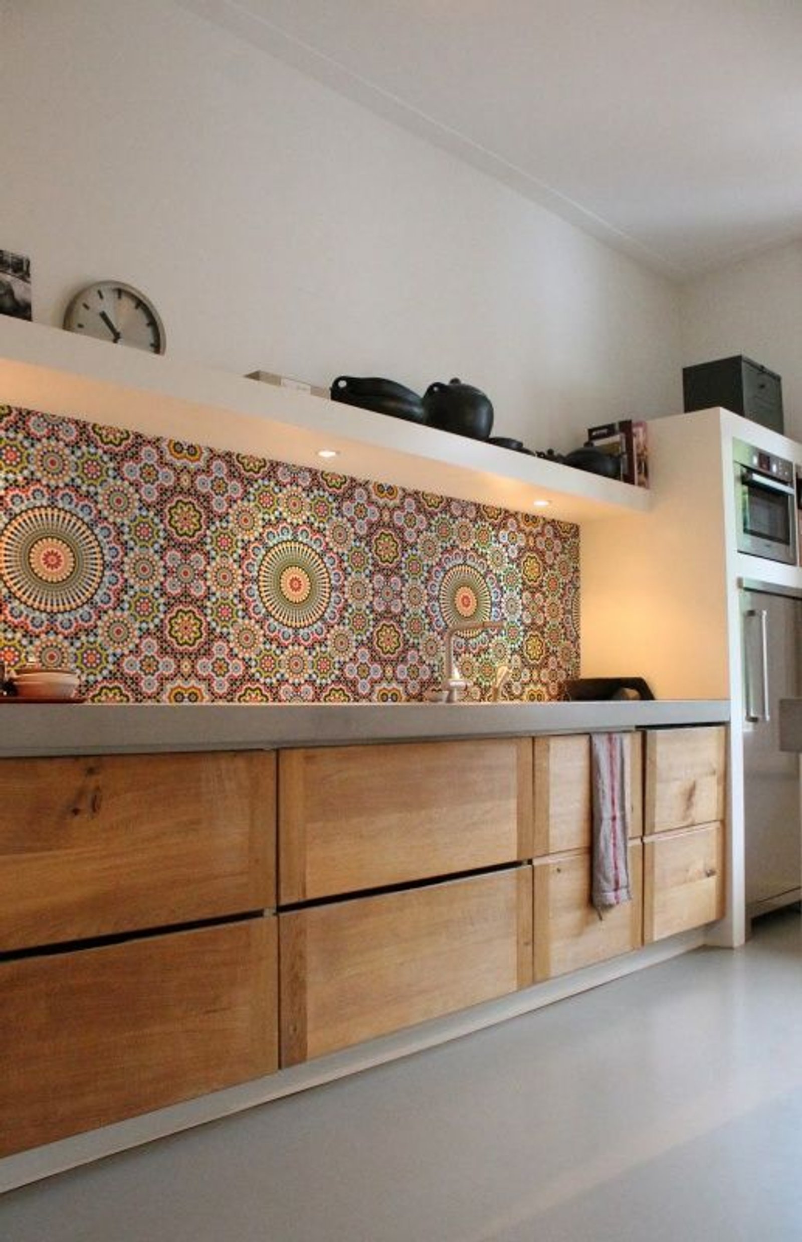 Cocina moderna con revestimiento de mandala y muebles de madera natural — proyecto Línea Cali, por Casa Leiro