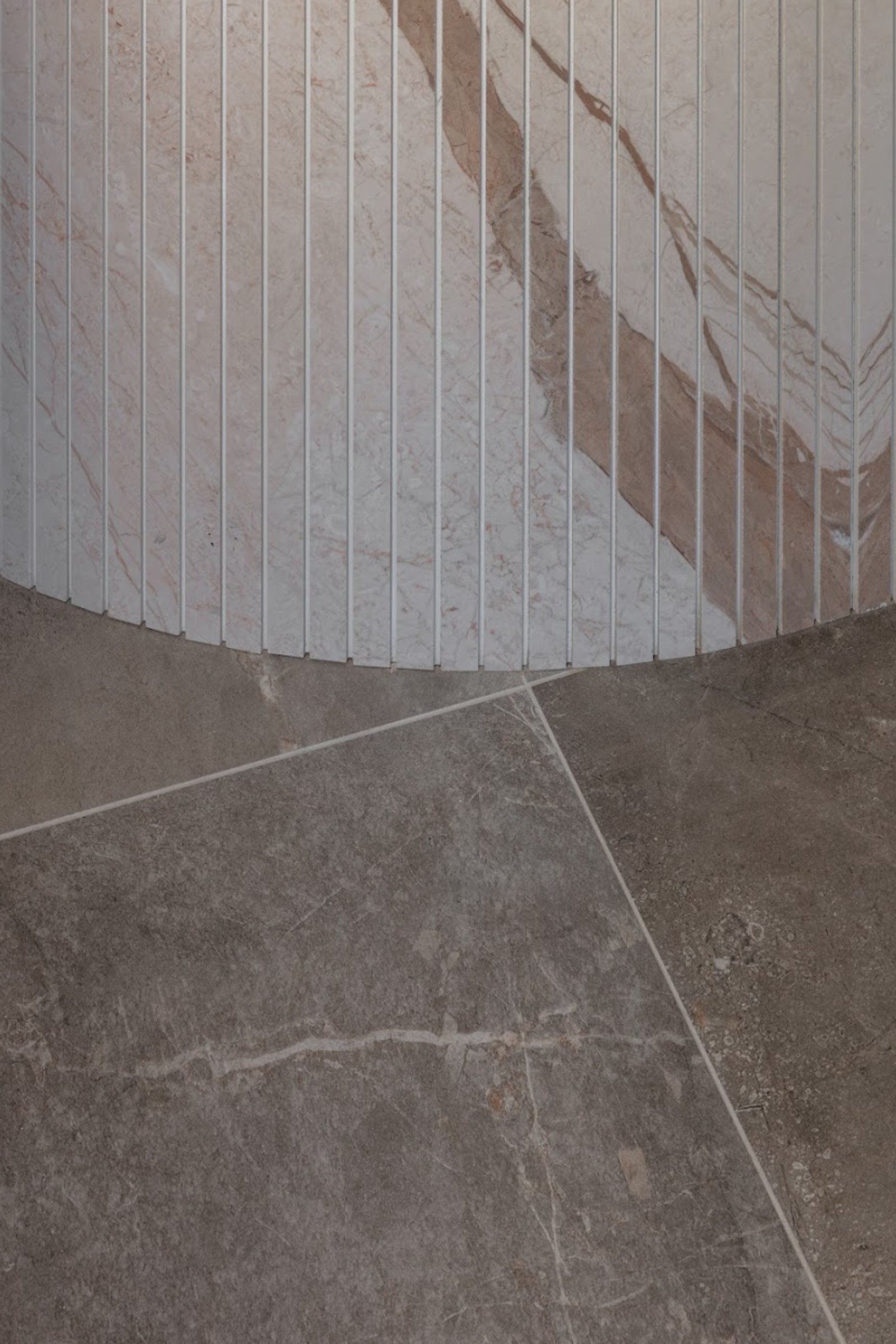 Pared curva con franjas metálicas verticales y mármol veteado, suelo de piedra gris — proyecto Línea Neta, por San Lorenzo Design, en Cam. de los Remeros 1585