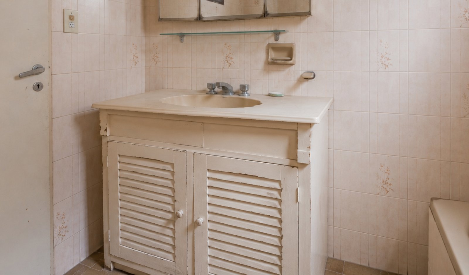 vanitory de baño clásico blanco con puertas de persiana — proyecto Reforma Lopez, por Inva interiorismo, en San Fernando