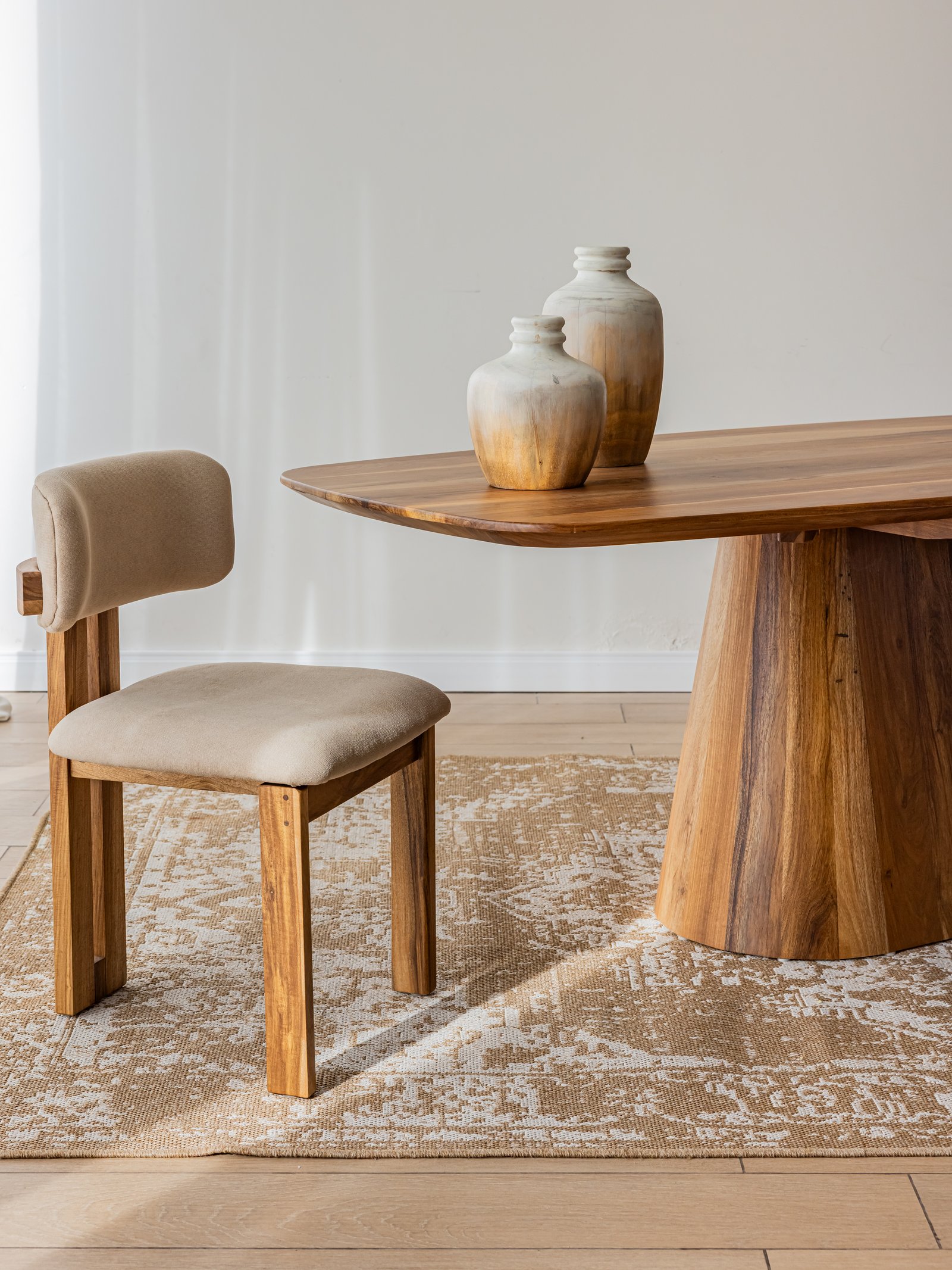 Comedor moderno con mesa de madera orgánica y sillas minimalistas — proyecto Styling para Grumsdleg, por El Marques deco y ambientaciones, en Córdoba