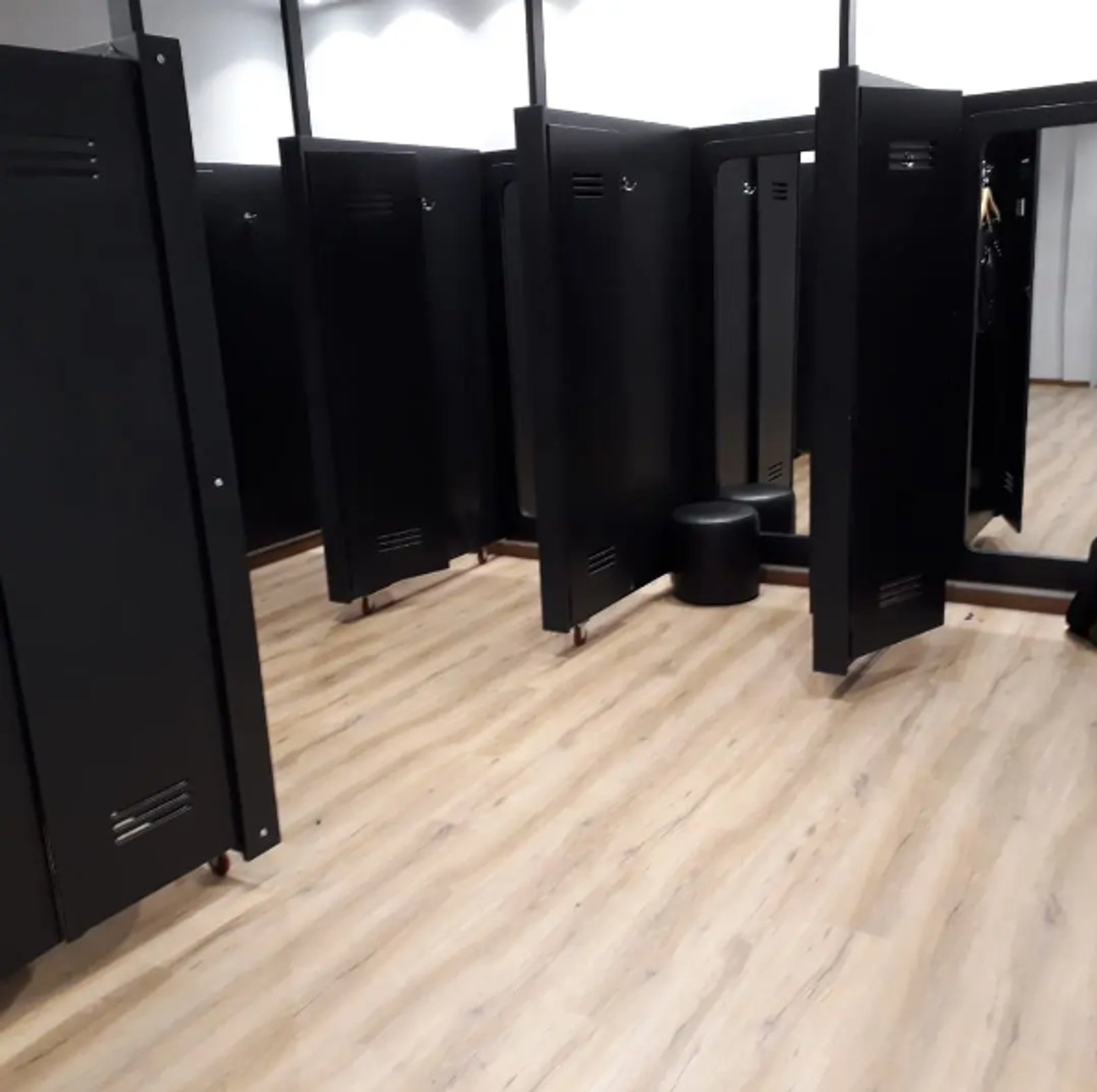 Probador minimalista en local comercial — proyecto Pisos Vinílicos, por The Flooring Company