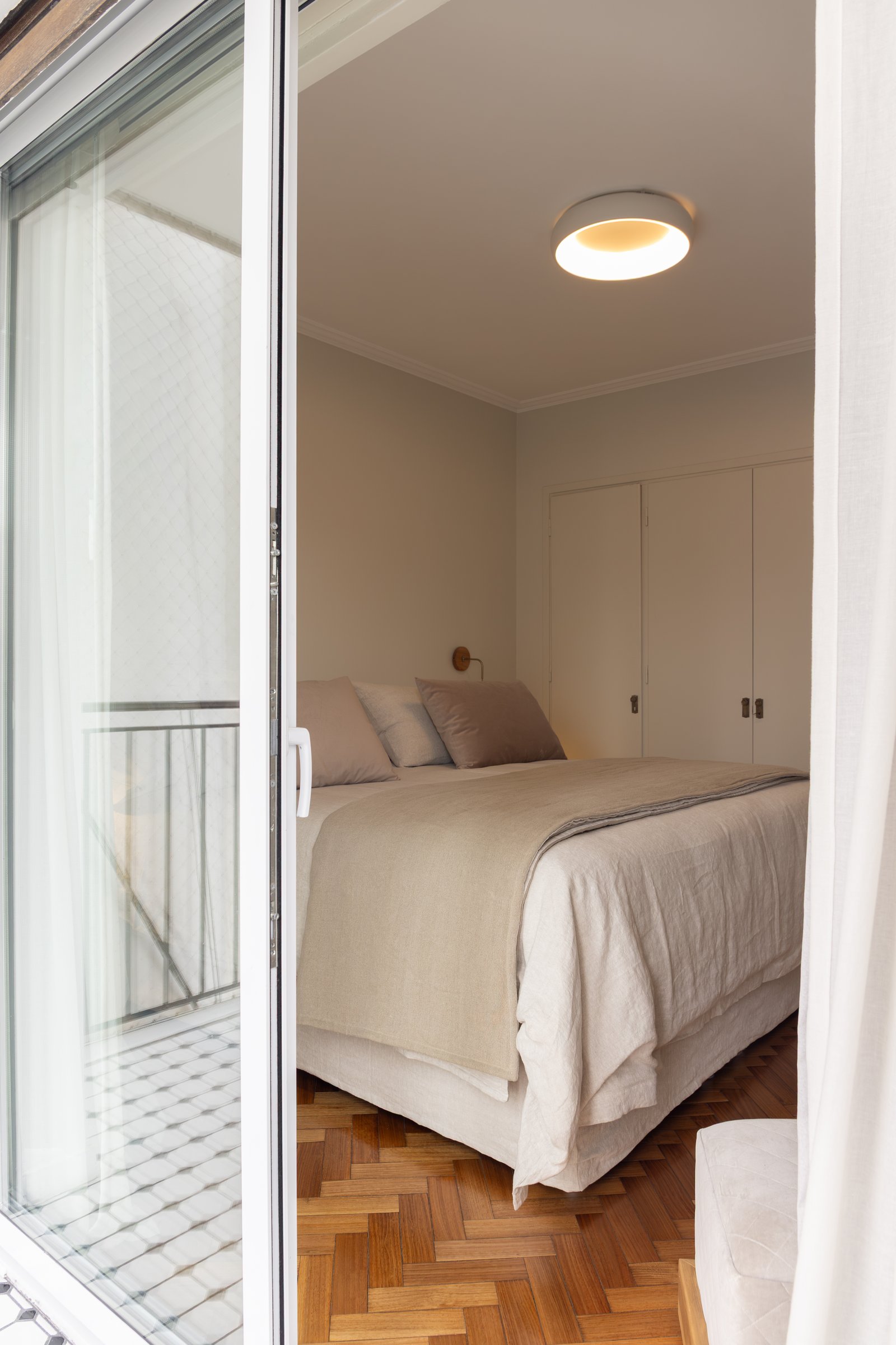 Quarto moderno com cama king e piso de madeira espinha de peixe — projeto LIBERTADOR DANDY, por AB ARQUITECTURA, em Recoleta