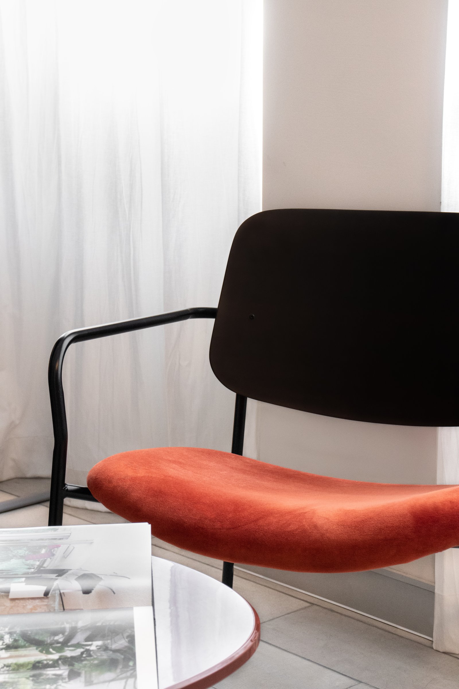 Poltrona moderna bordô com mesa redonda de vidro — projeto Flor de mar azul, por KUPERDESIGN CONSTRUCCIONES SRL, em Cdad. Autónoma de Buenos Aires