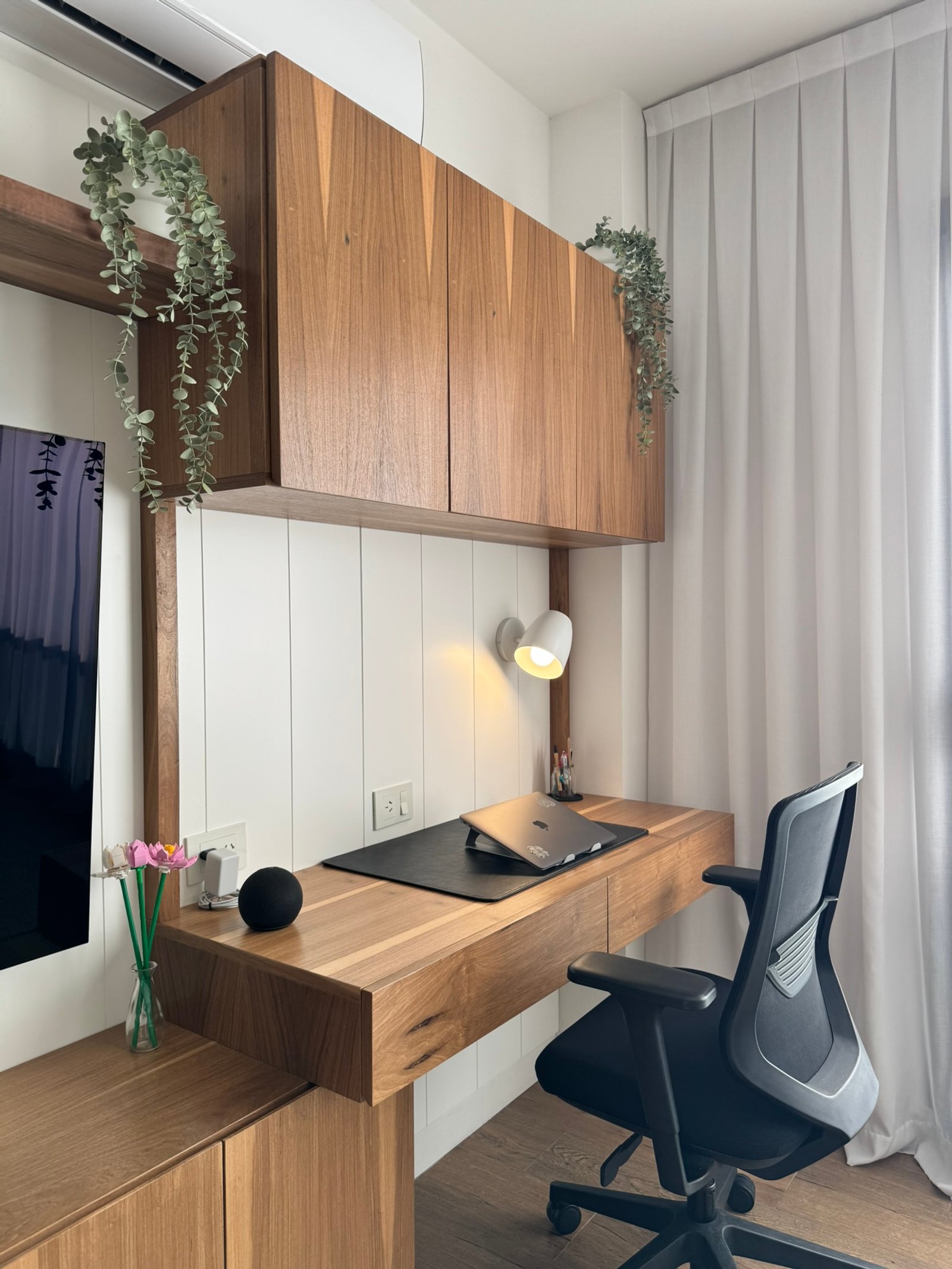 Escritório moderno com móveis de madeira suspensos e plantas pendentes — projeto Teodoro García, por MDBK Arquitectura, em Belgrano