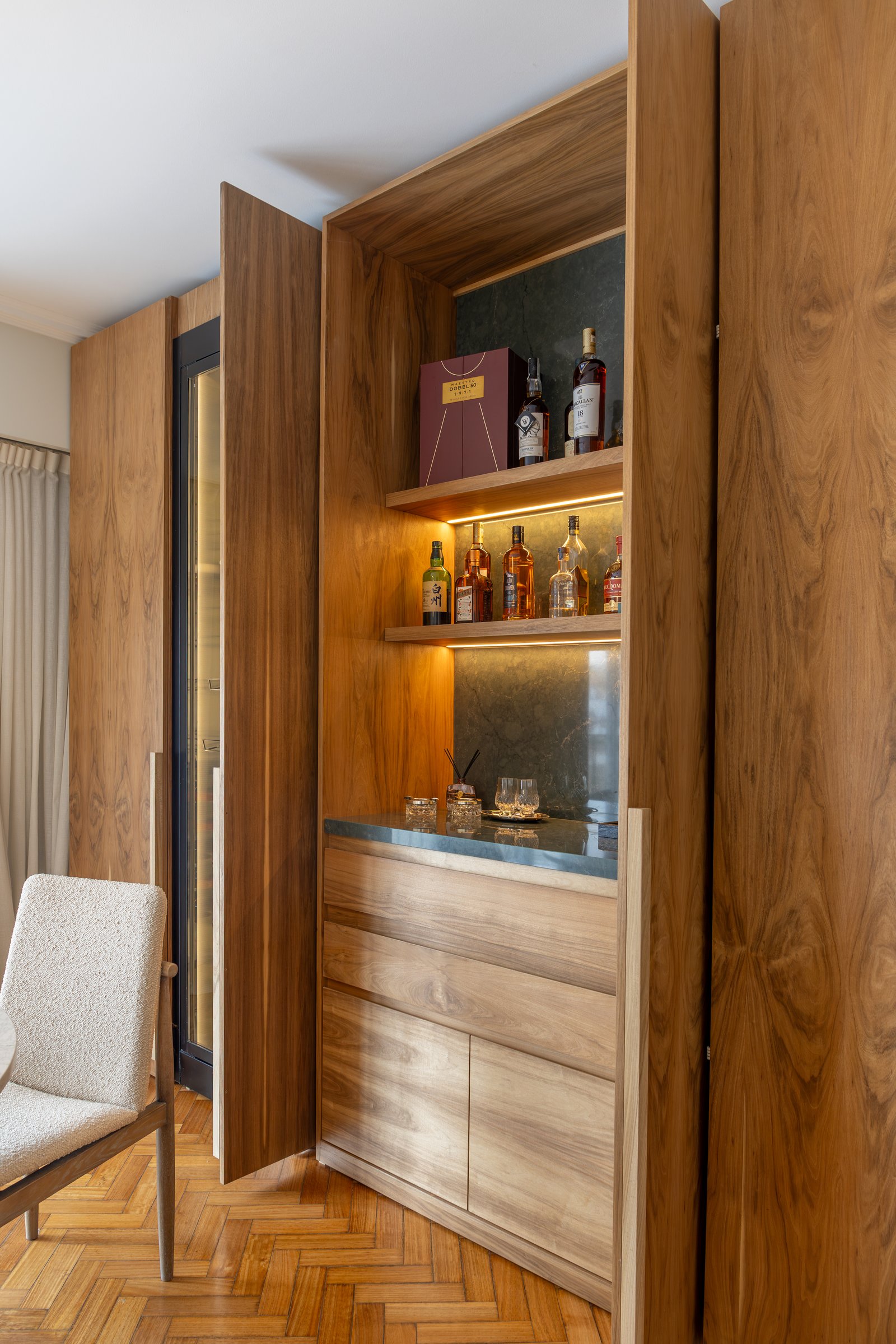 Bar moderno integrado en paneles de madera natural y mármol gris — proyecto LIBERTADOR DANDY, por AB ARQUITECTURA, en Recoleta