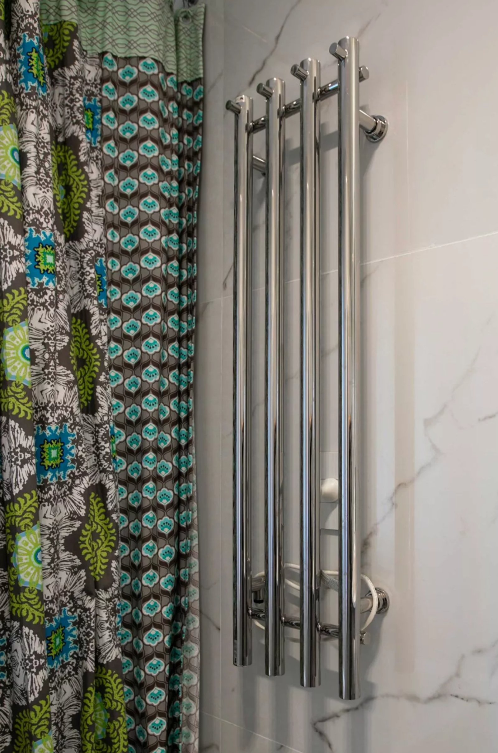 Baño moderno con toallero cromado y cortinas estampadas — proyecto Elevando el Estilo: Terminaciones que resaltan los ambientes., por ATRIM GLOBAL, en Provincia de Buenos Aires