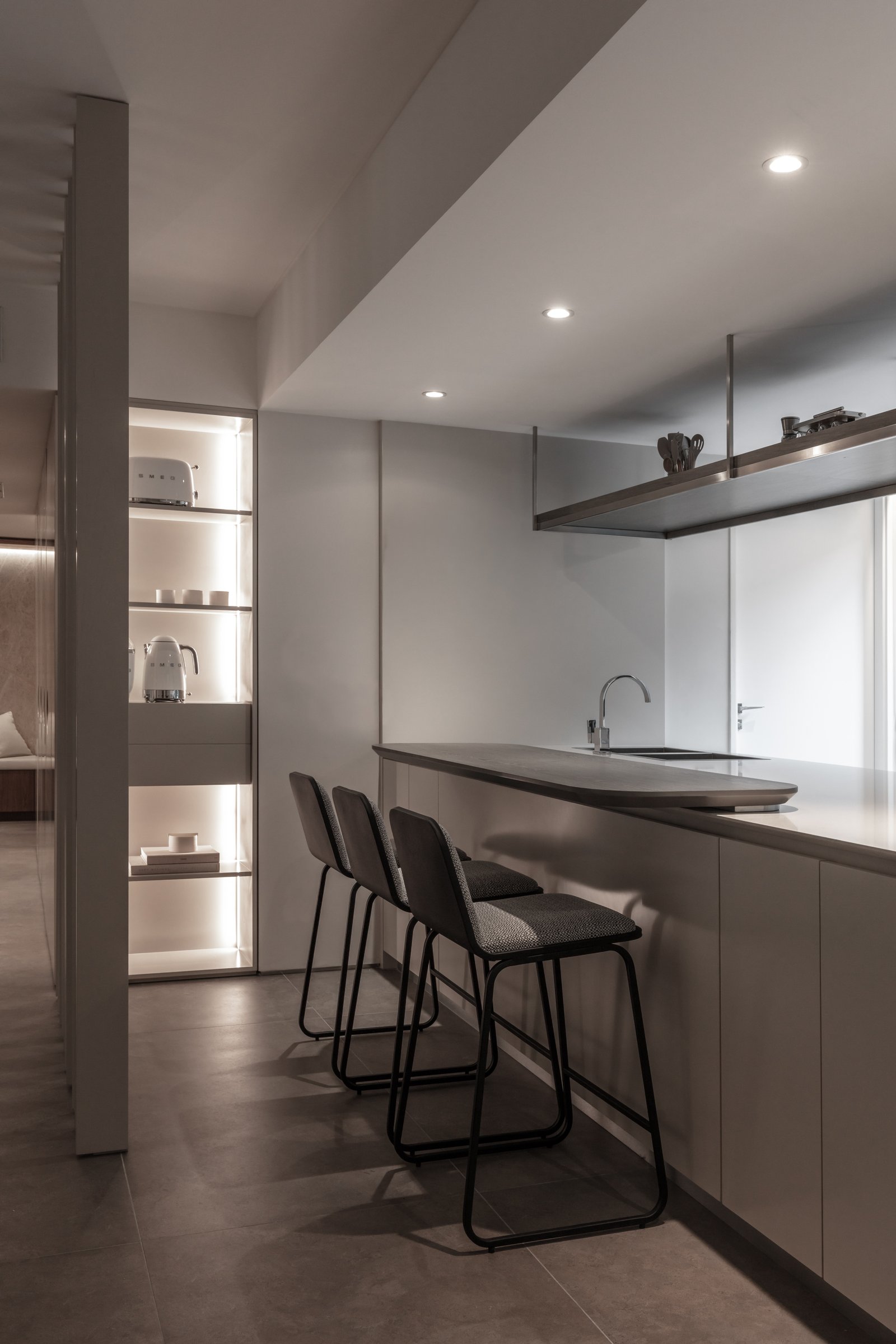 Cozinha moderna com balcão e prateleiras iluminadas — projeto Donna Fiore | Sobrio & sofisticado | Sober & Sophisticated | Lucia Quinteros, por Ren Studio, em Provincia de Buenos A