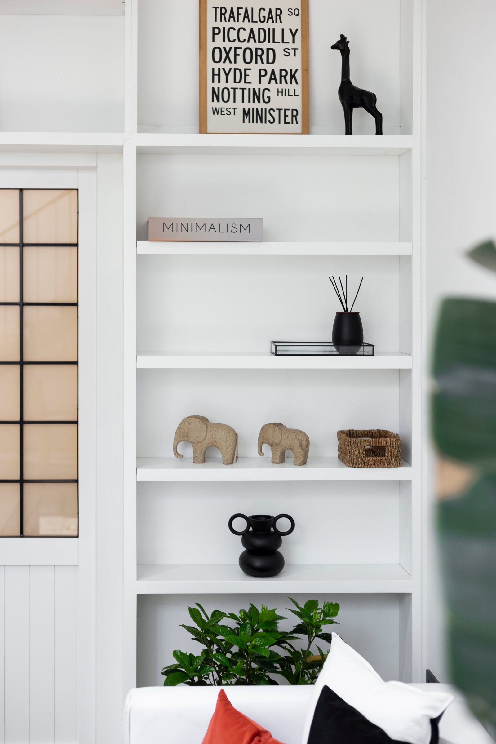 Prateleiras brancas modernas com decoração minimalista e plantas — projeto JURAMENTO, por Nima Estudio, em Buenos Aires