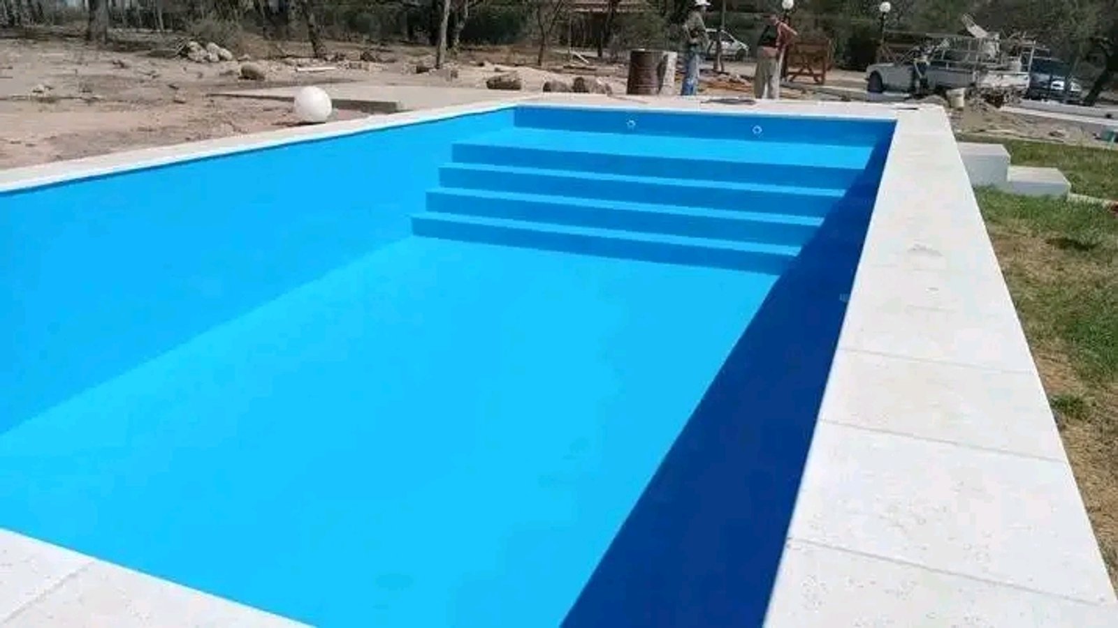 piscina residencial em construção com degraus — projeto Casa de Veraneo Bolcato, por HP arquitectura y obras/Raul Huerta Peña, em Nono