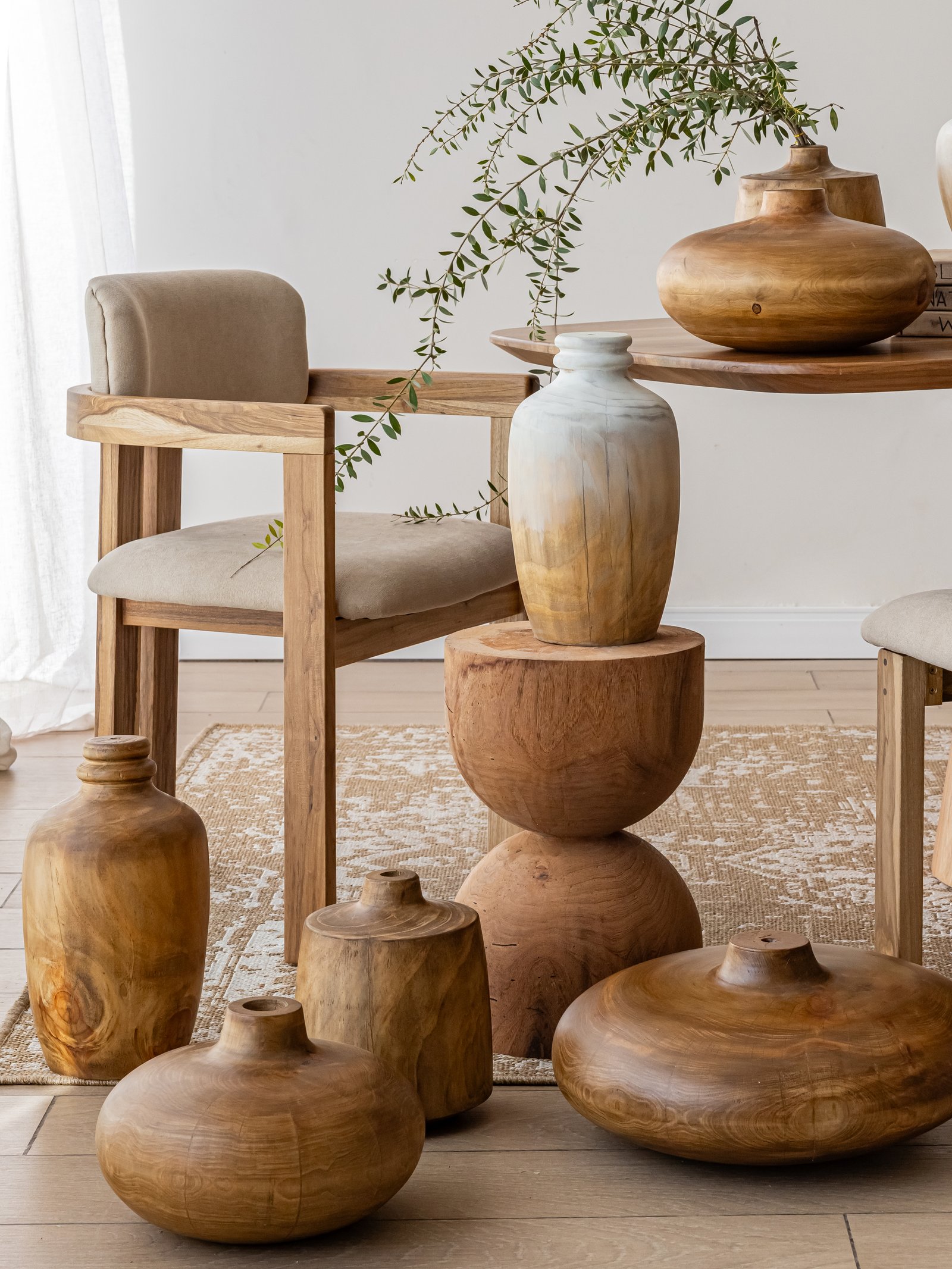 Vaso de madeira e decoração natural em sala de estar — projeto Styling para Grumsdleg, por El Marques deco y ambientaciones, em Córdoba