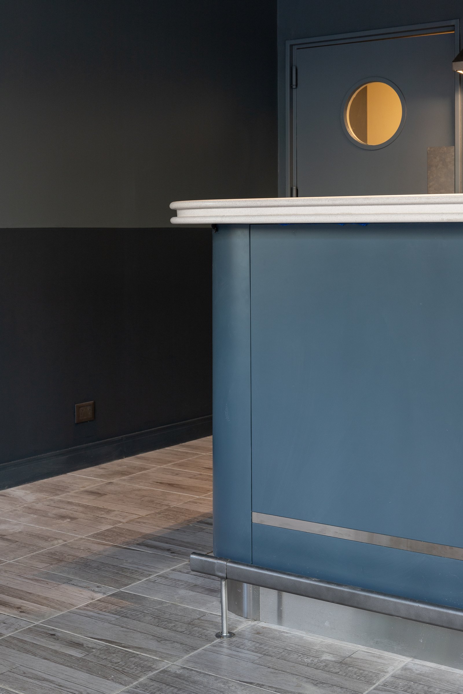 barra azul y puerta redonda en local comercial — proyecto KALYS PIZZA, por AB ARQUITECTURA, en Núñez