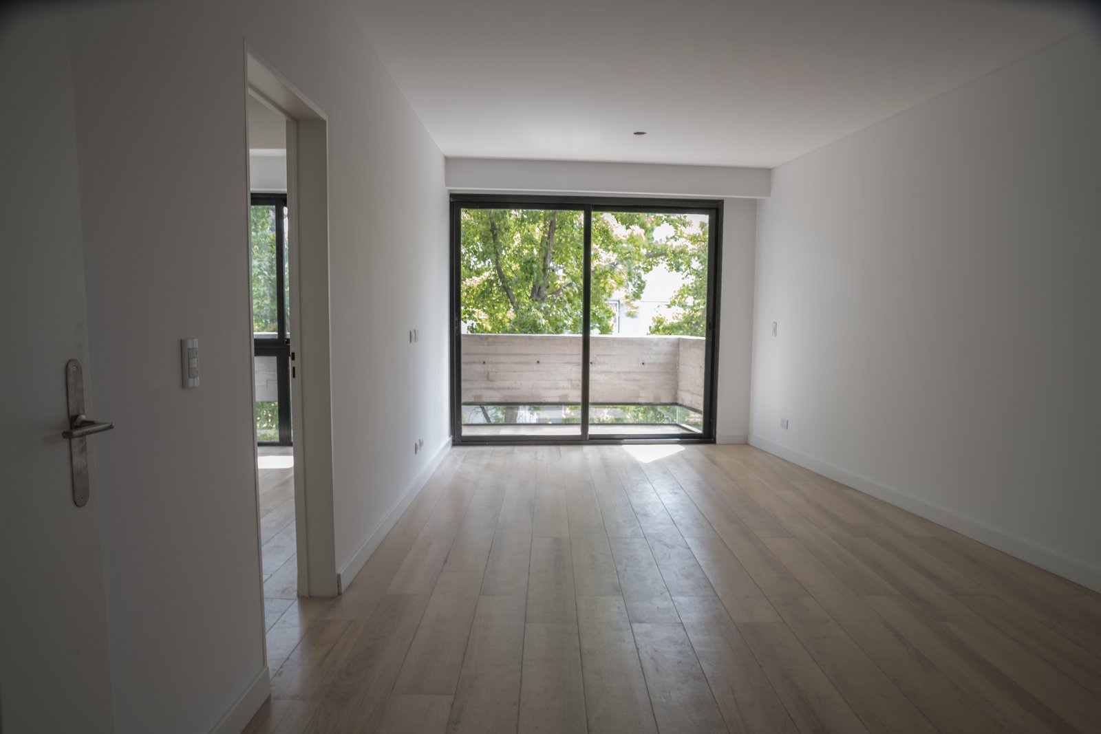 Living moderno con mucha luz natural y piso de madera — proyecto Edificio Aranguren, por LW Lopez Wolder arquitectos, en C. Dr. Juan Felipe Aranguren 1536