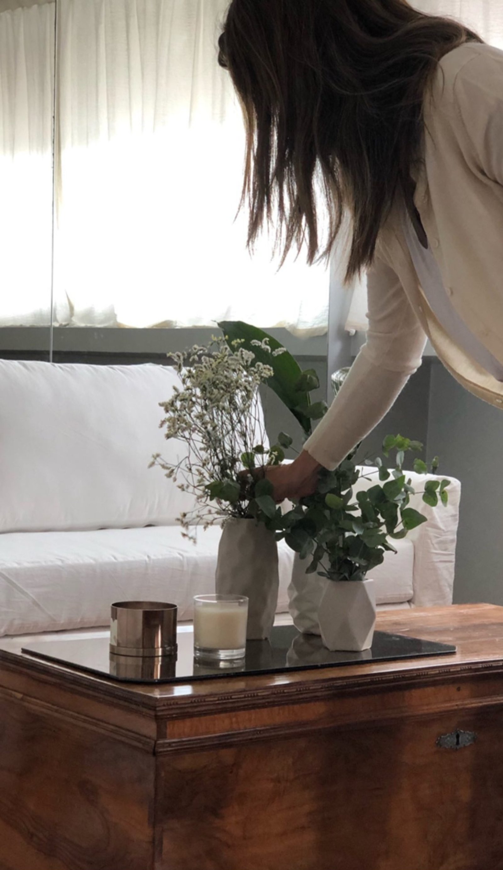Living con sofá blanco y mueble de madera antiguo — proyecto Nuñez, por Claraboia , en Núñez