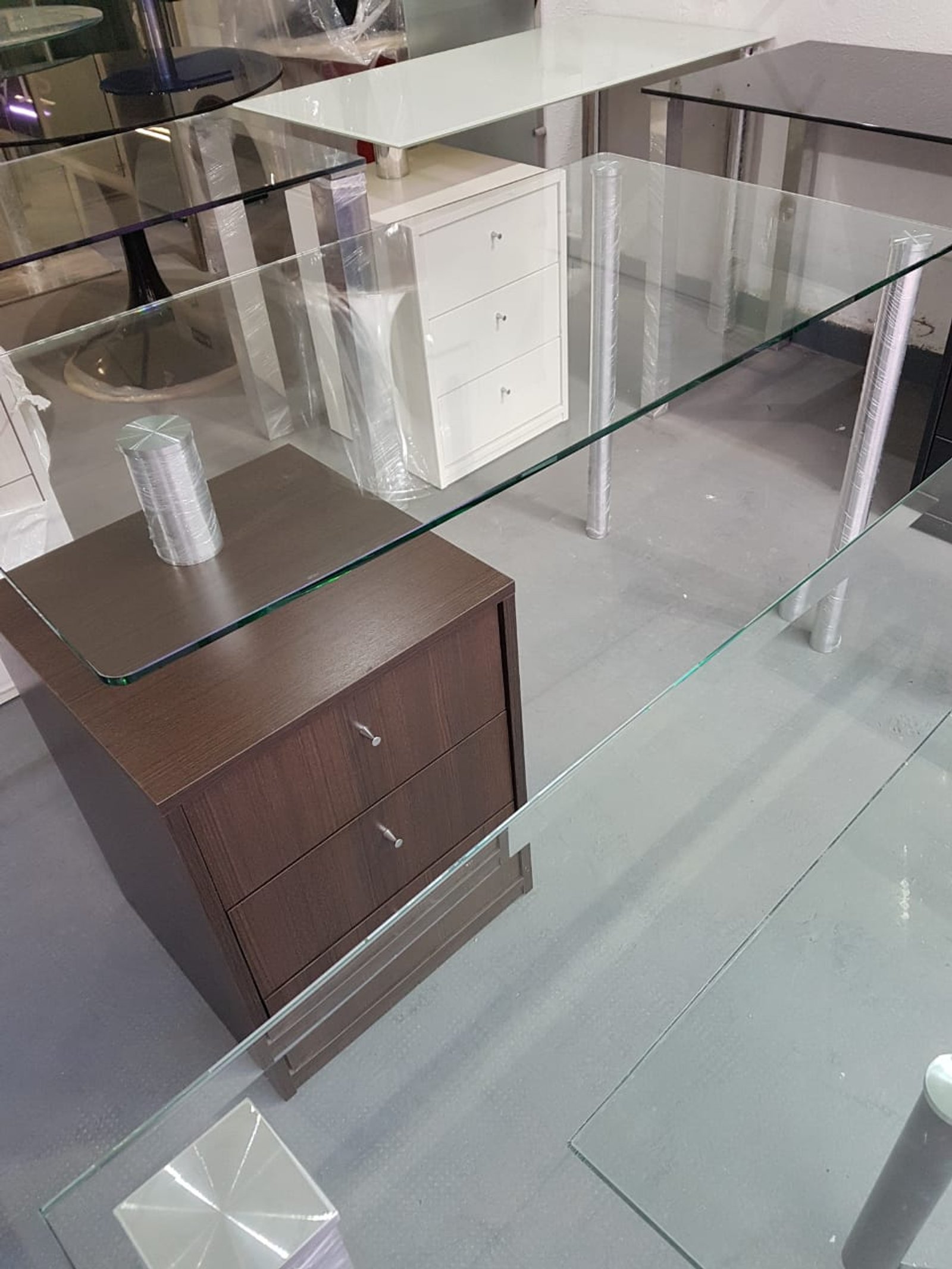 escritorio moderno con vidrio y cajoneras de madera — proyecto Escritorios en vidrio con cajonera pegado laser uv , por Cristalcenter, en Nordelta