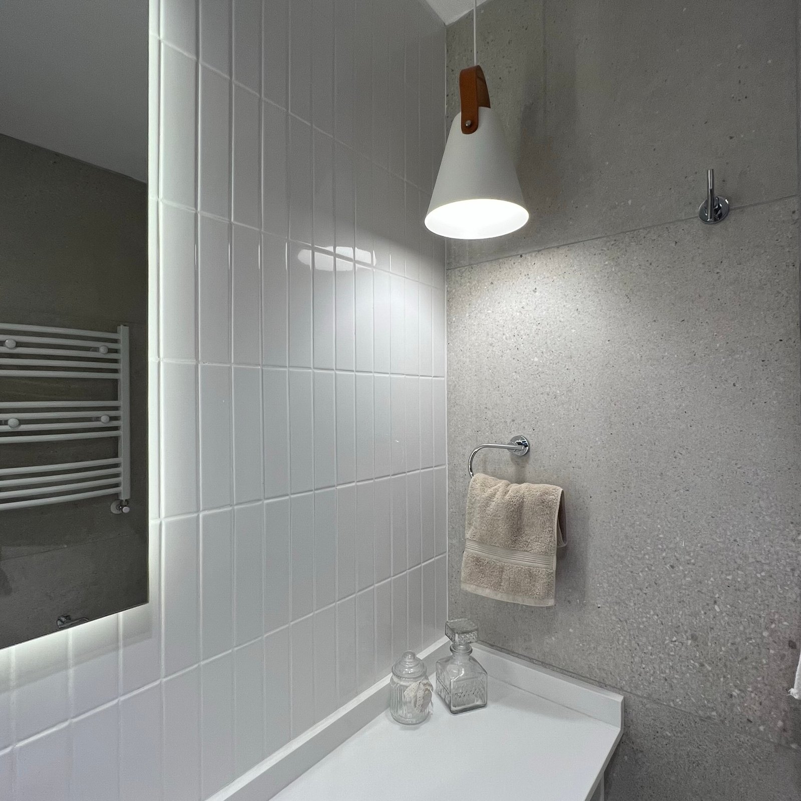 Banheiro moderno com azulejos brancos e luminária pendente — projeto Vera I, por MDBK Arquitectura, em Villa Crespo