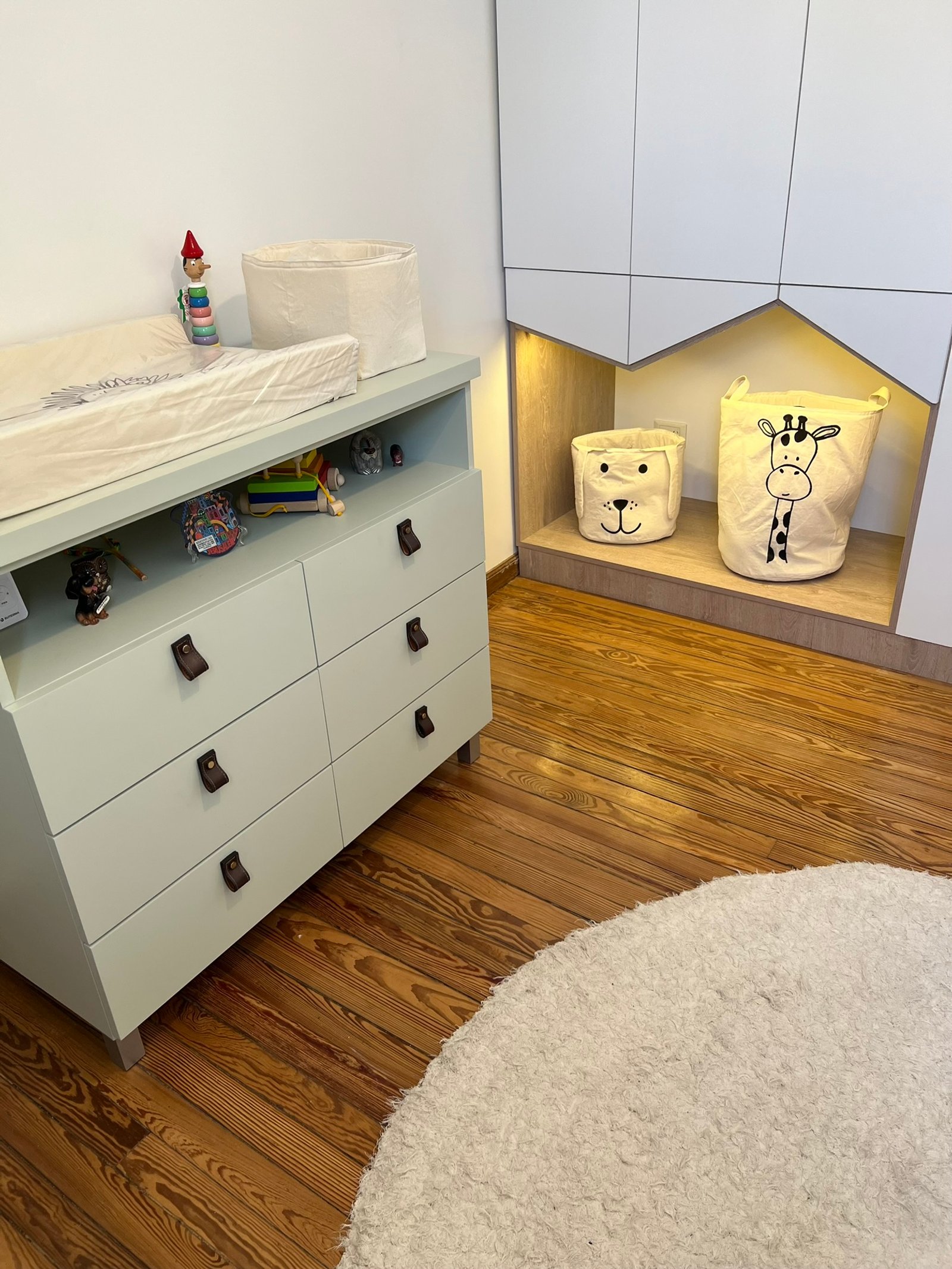 Habitación infantil con cómoda celeste y alfombra redonda — proyecto Cranwell, por MDBK Arquitectura, en Flores